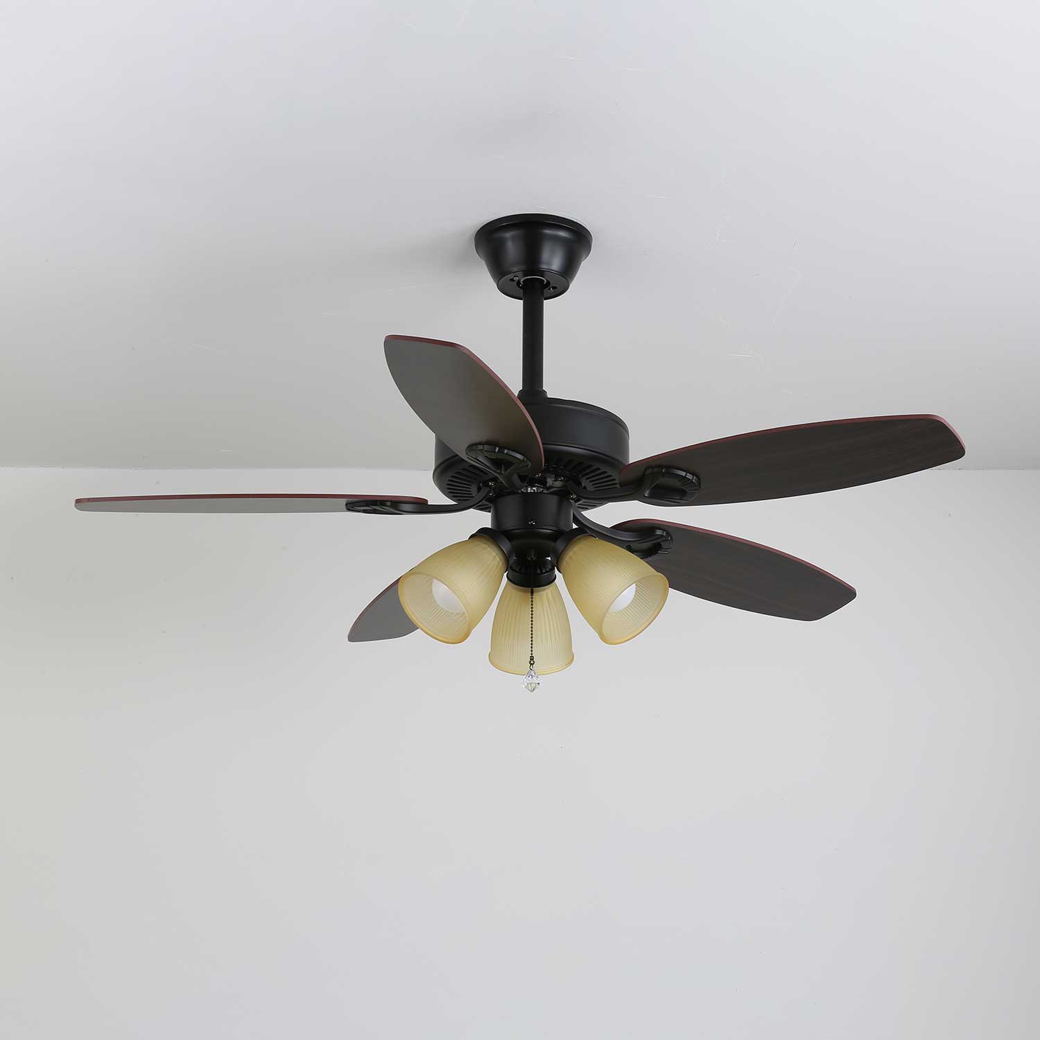 Ventilatore da soffitto Calviera vintage in legno e vetro visto dal basso