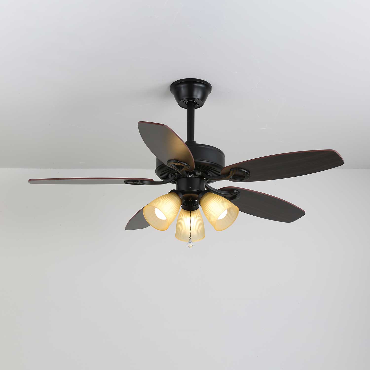 Ventilatore da soffitto Calviera vintage in legno e vetro in un interno minimalista