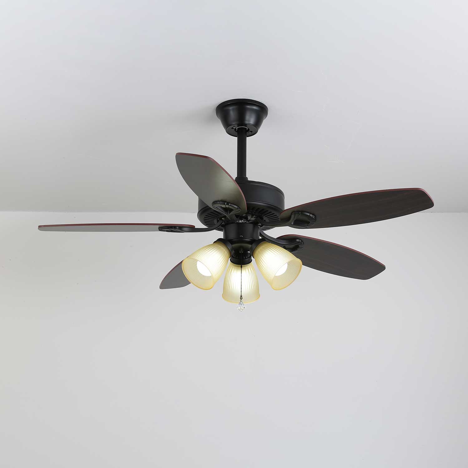 Ventilatore da soffitto Calviera vintage in legno e vetro che fornisce illuminazione ambientale