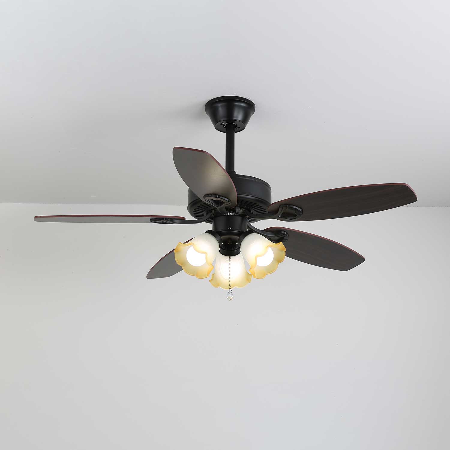 Ventilatore da soffitto Calviera vintage in legno e vetro in un arredamento rustico