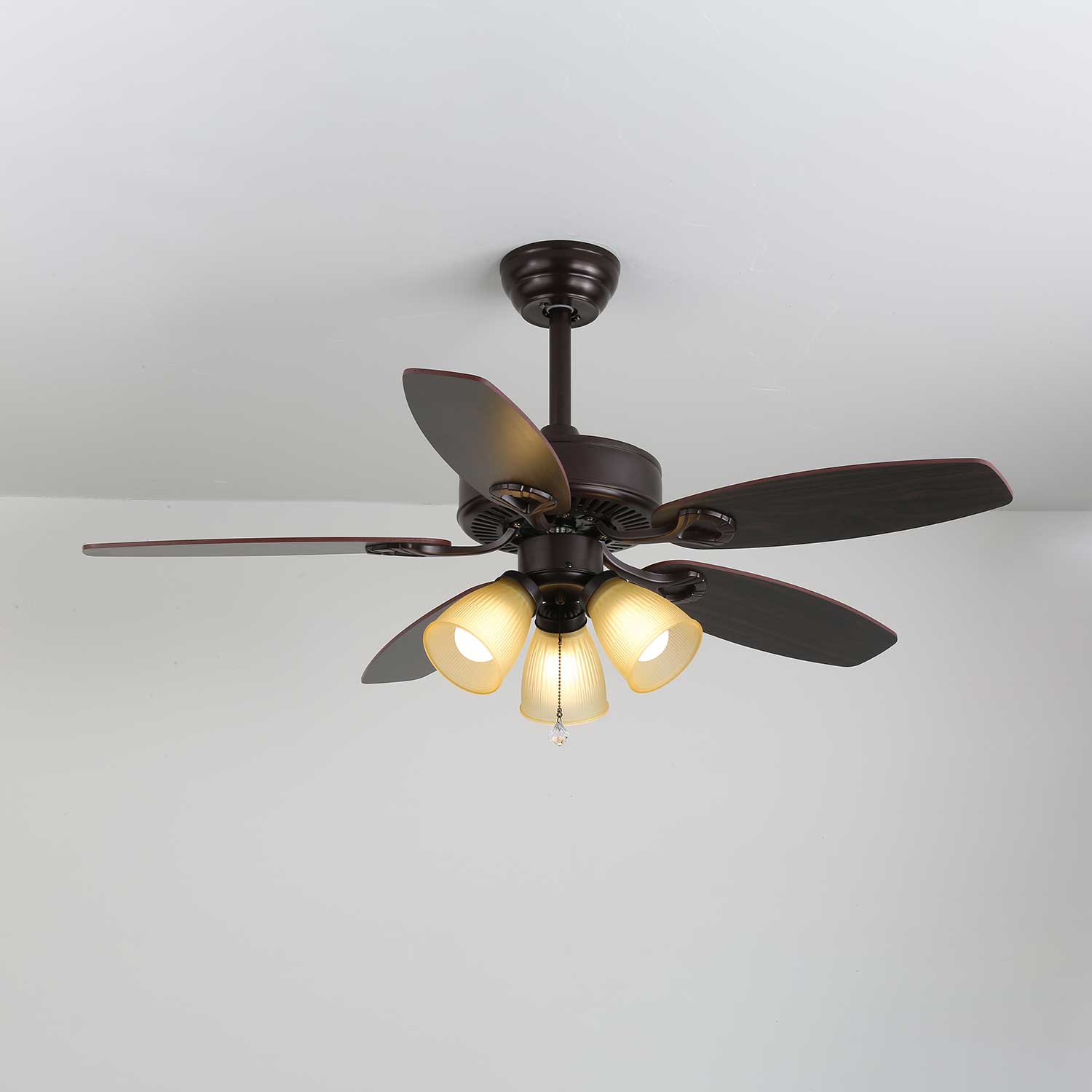 Ventilatore da soffitto Calviera vintage in legno e vetro con le sue pale in ABS