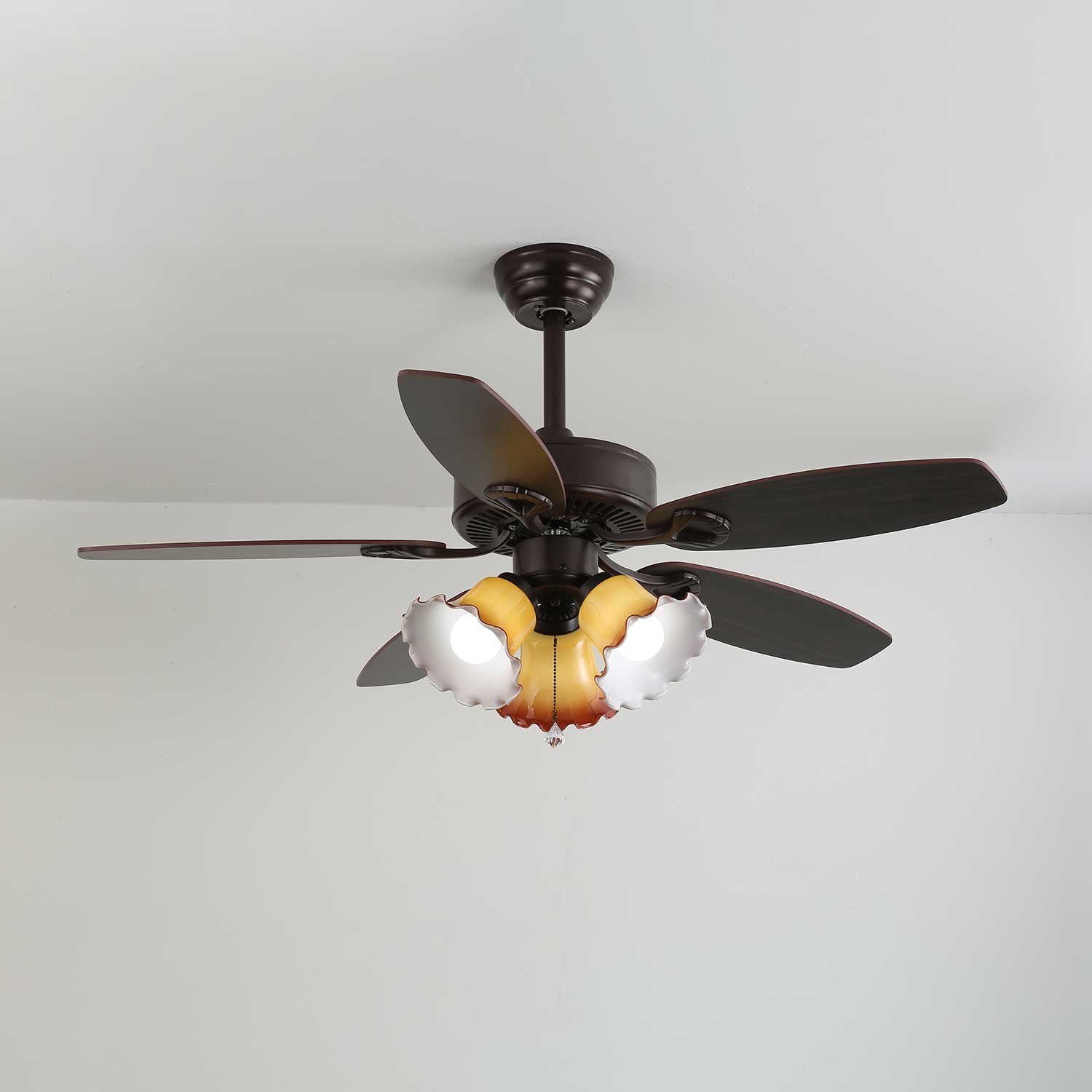 Ventilatore da soffitto Calviera vintage in legno e vetro che mostra il suo stile vintage