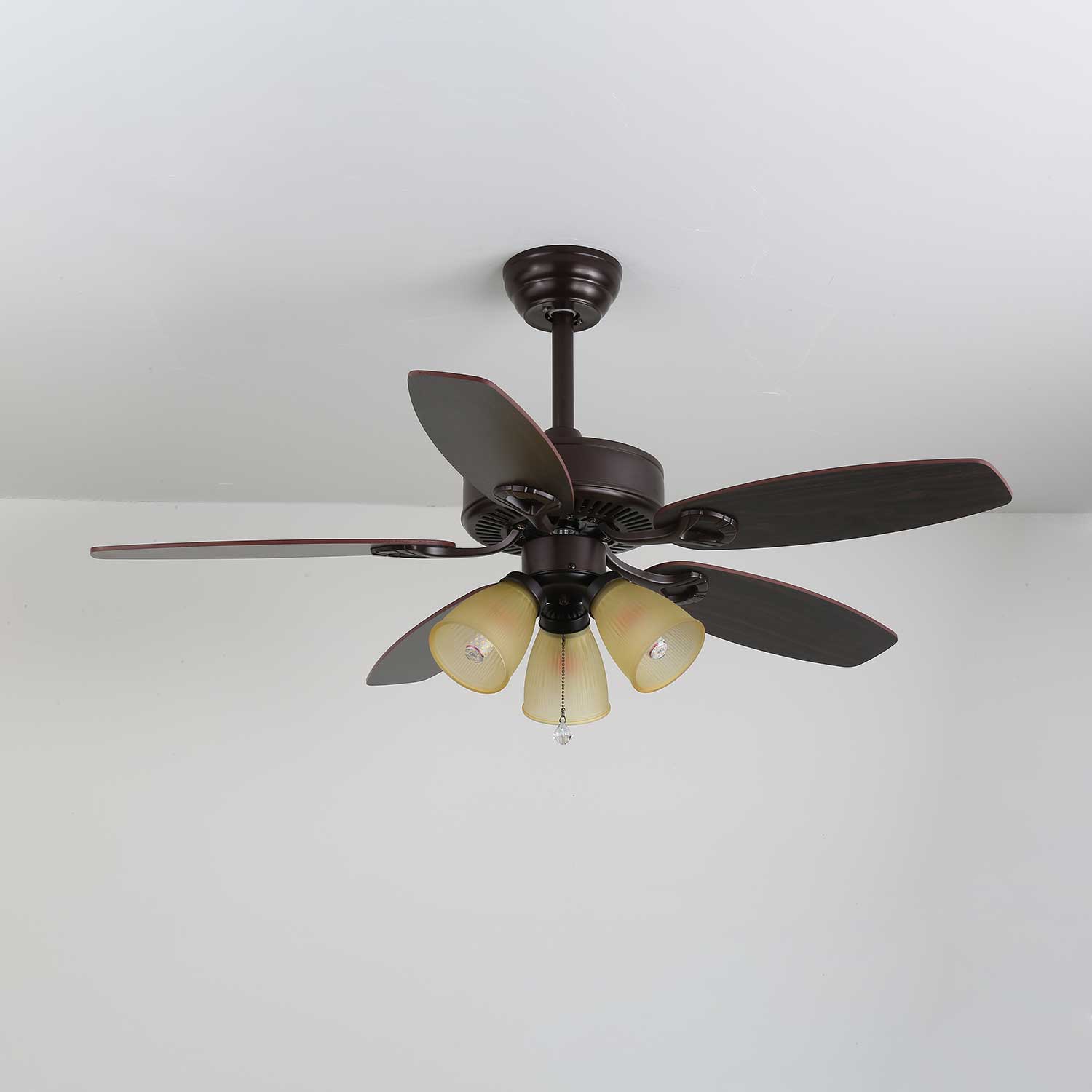 Ventilatore da soffitto Calviera vintage in legno e vetro in una stanza spaziosa
