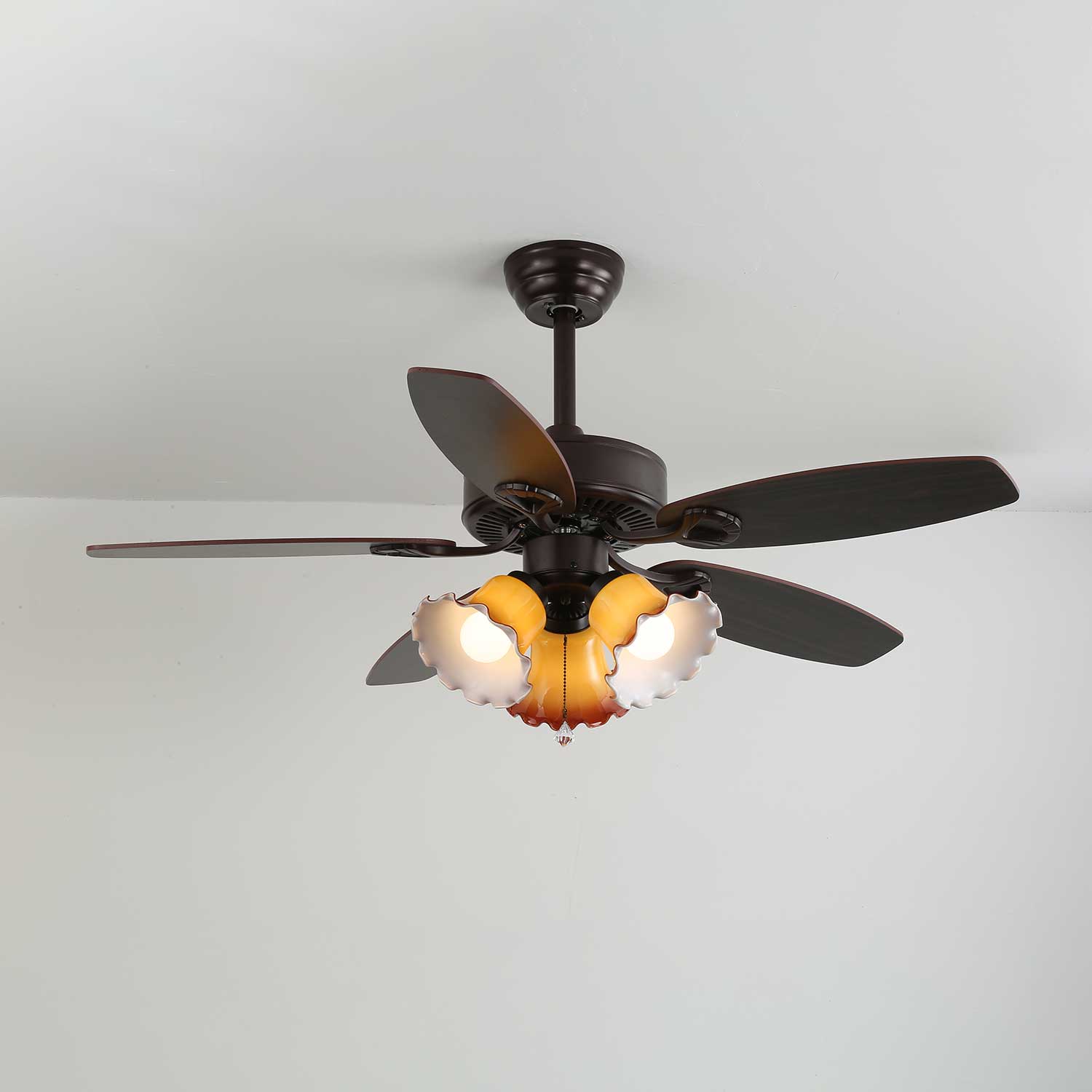 Ventilatore da soffitto Calviera vintage in legno e vetro come elemento centrale