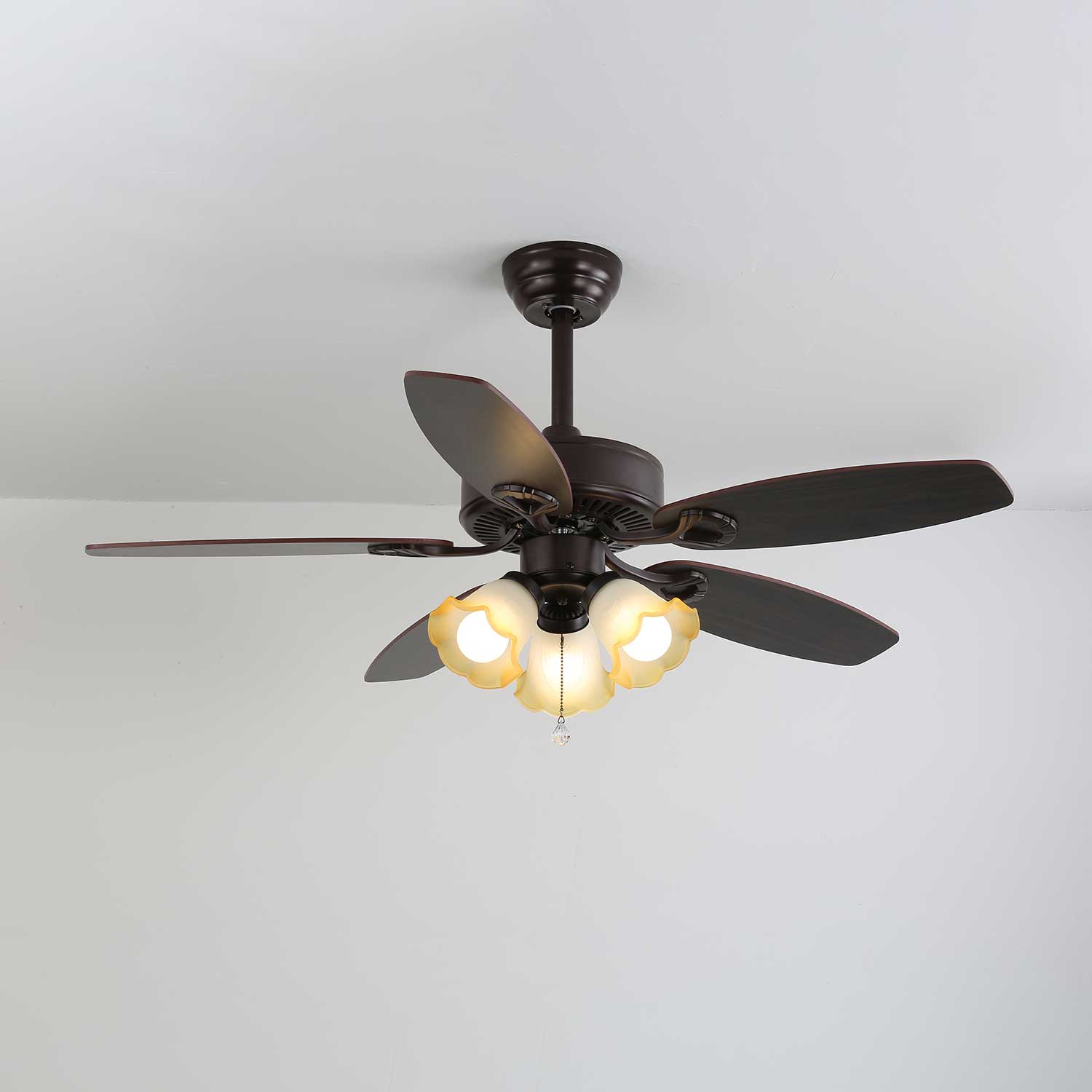 Ventilatore da soffitto Calviera vintage in legno e vetro in uno spazio contemporaneo