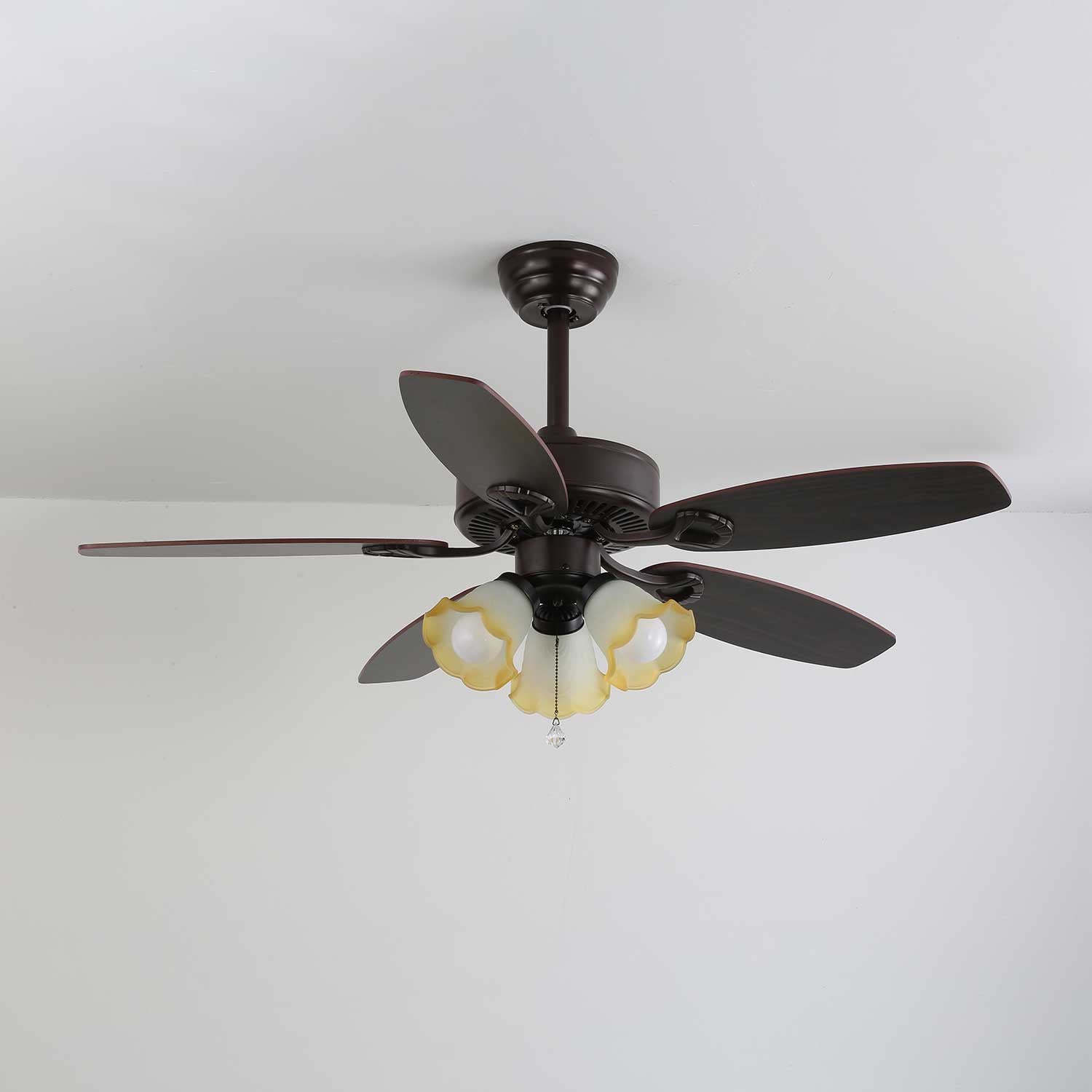 Ventilatore da soffitto Calviera vintage in legno e vetro in un ambiente d'ufficio