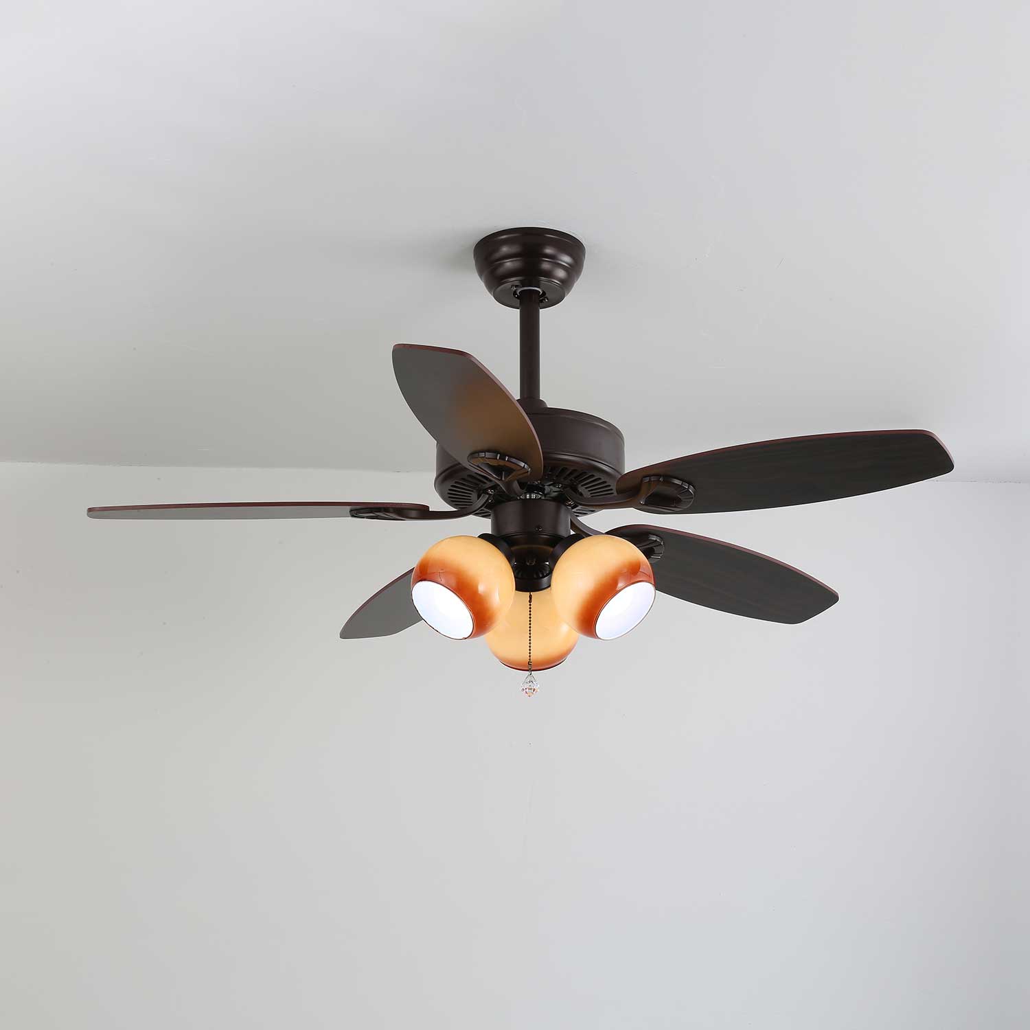 Ventilatore da soffitto Calviera vintage in legno e vetro che evidenzia i suoi materiali