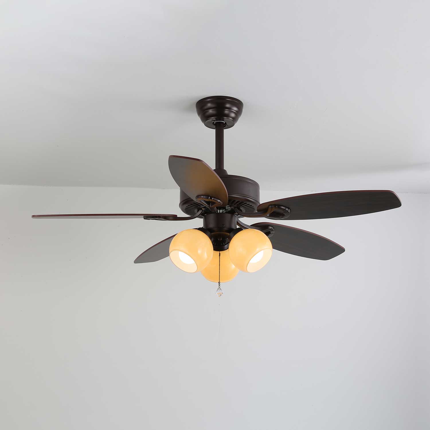 Ventilatore da soffitto Calviera vintage in legno e vetro in un interno residenziale