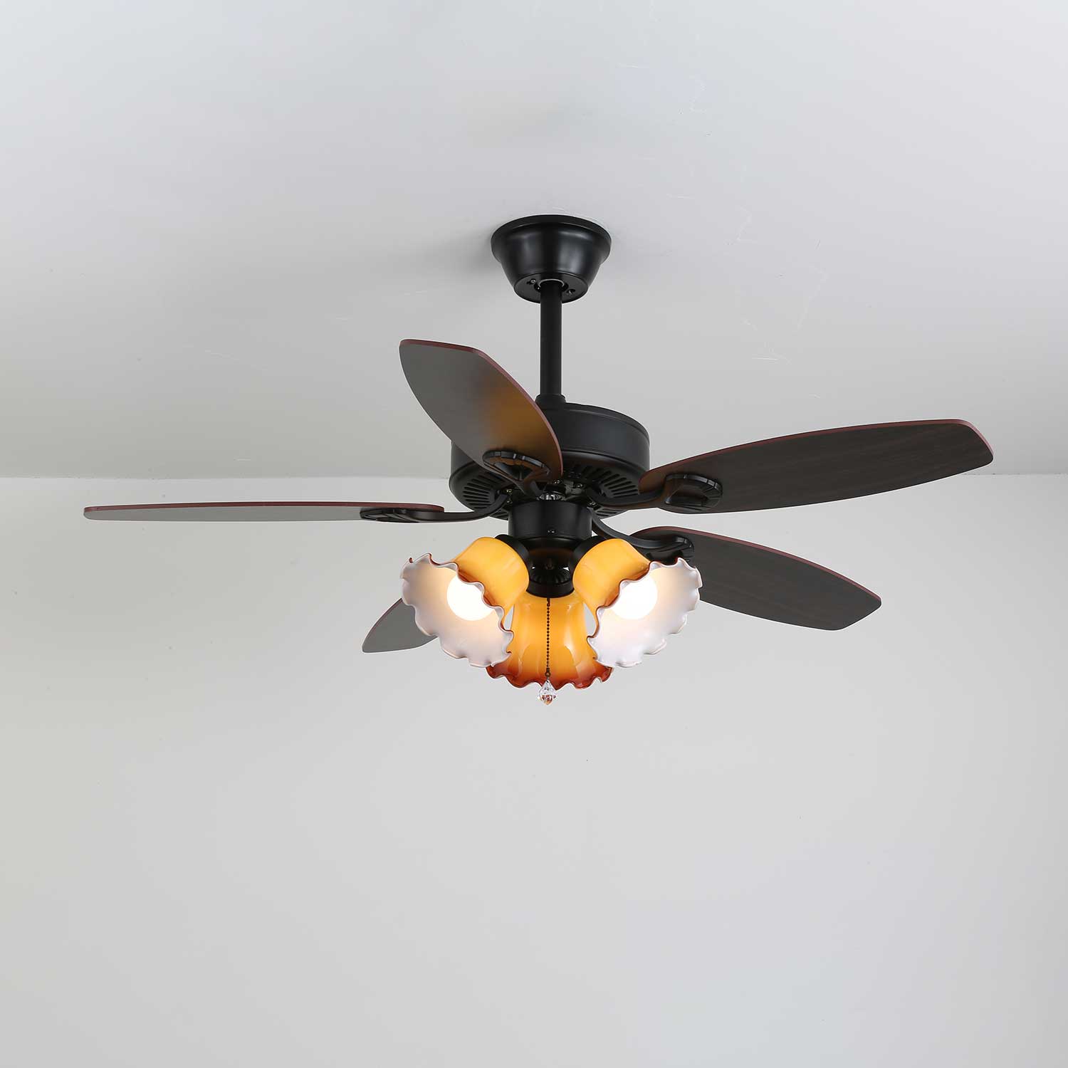 Ventilatore da soffitto Calviera vintage in legno e vetro che mostra la sua struttura in metallo