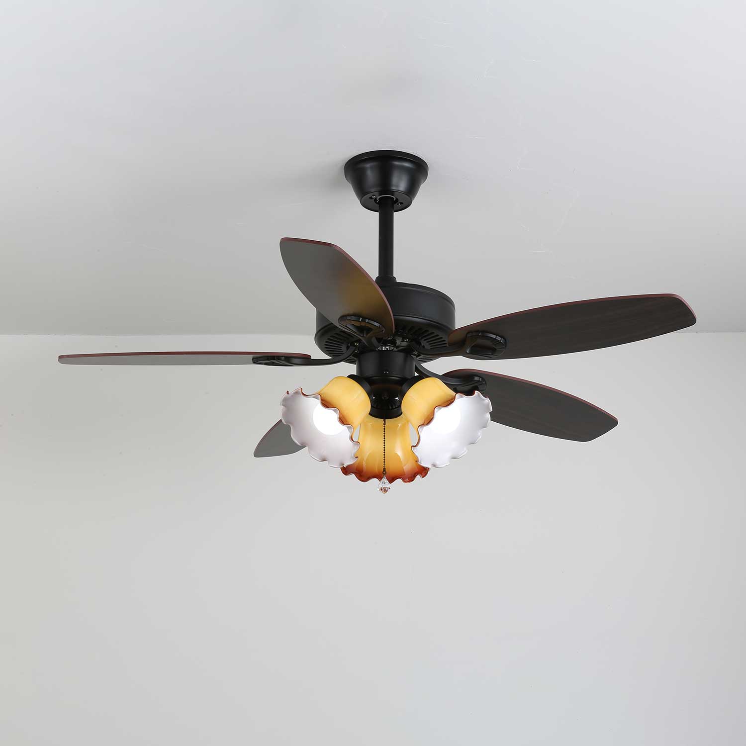 Primo piano del motore in rame puro nel ventilatore da soffitto Calviera vintage