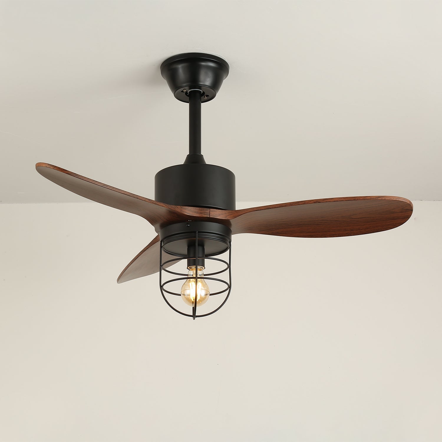 Ventilatore da soffitto industriale in legno Brisora con luce, variante con finitura nera