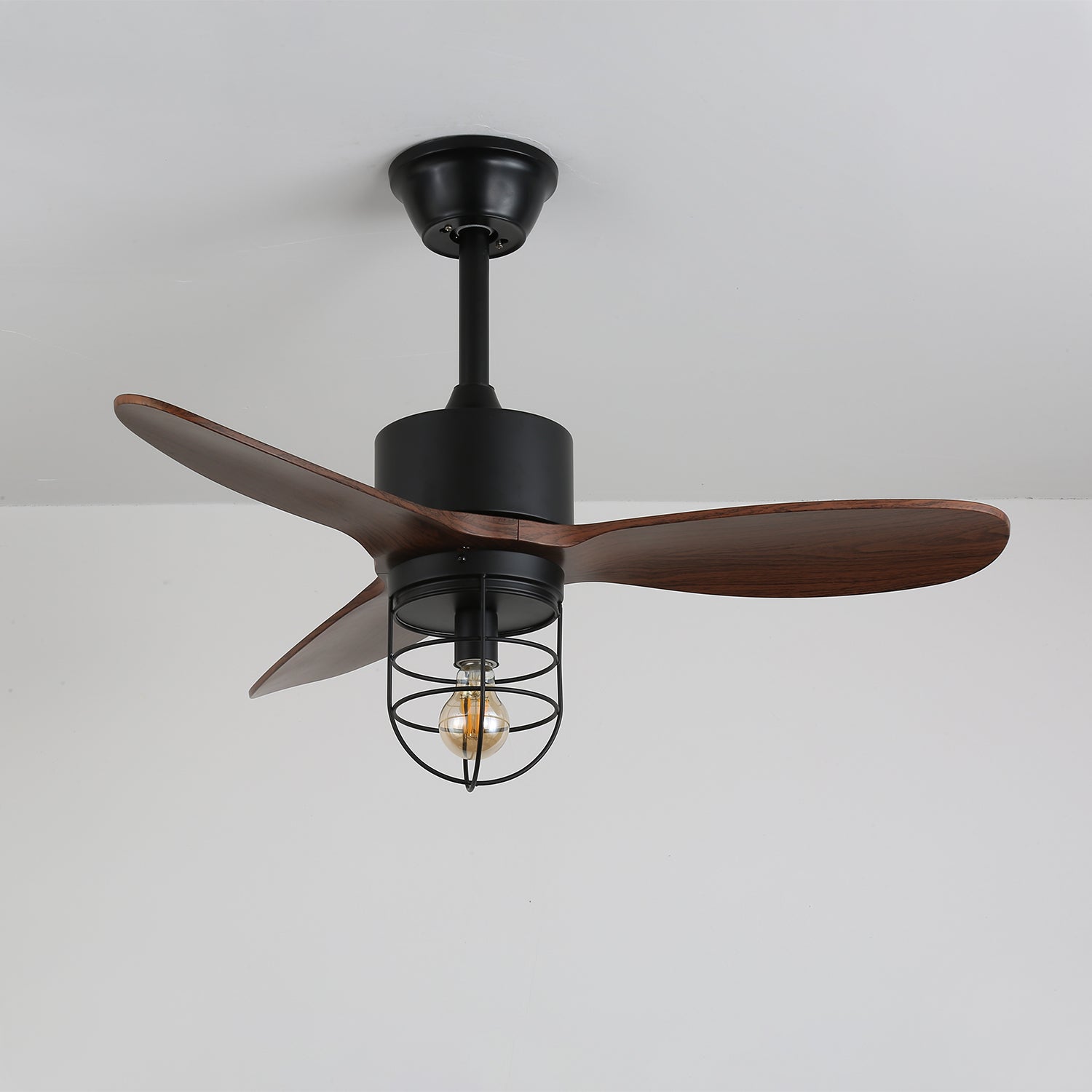 Ventilatore da soffitto industriale in legno Brisora con luce, primo piano del corpo illuminante