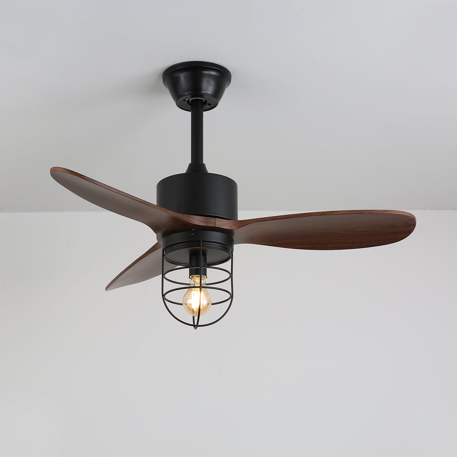Ventilatore da soffitto industriale in legno Brisora con luce, primo piano delle pale in legno
