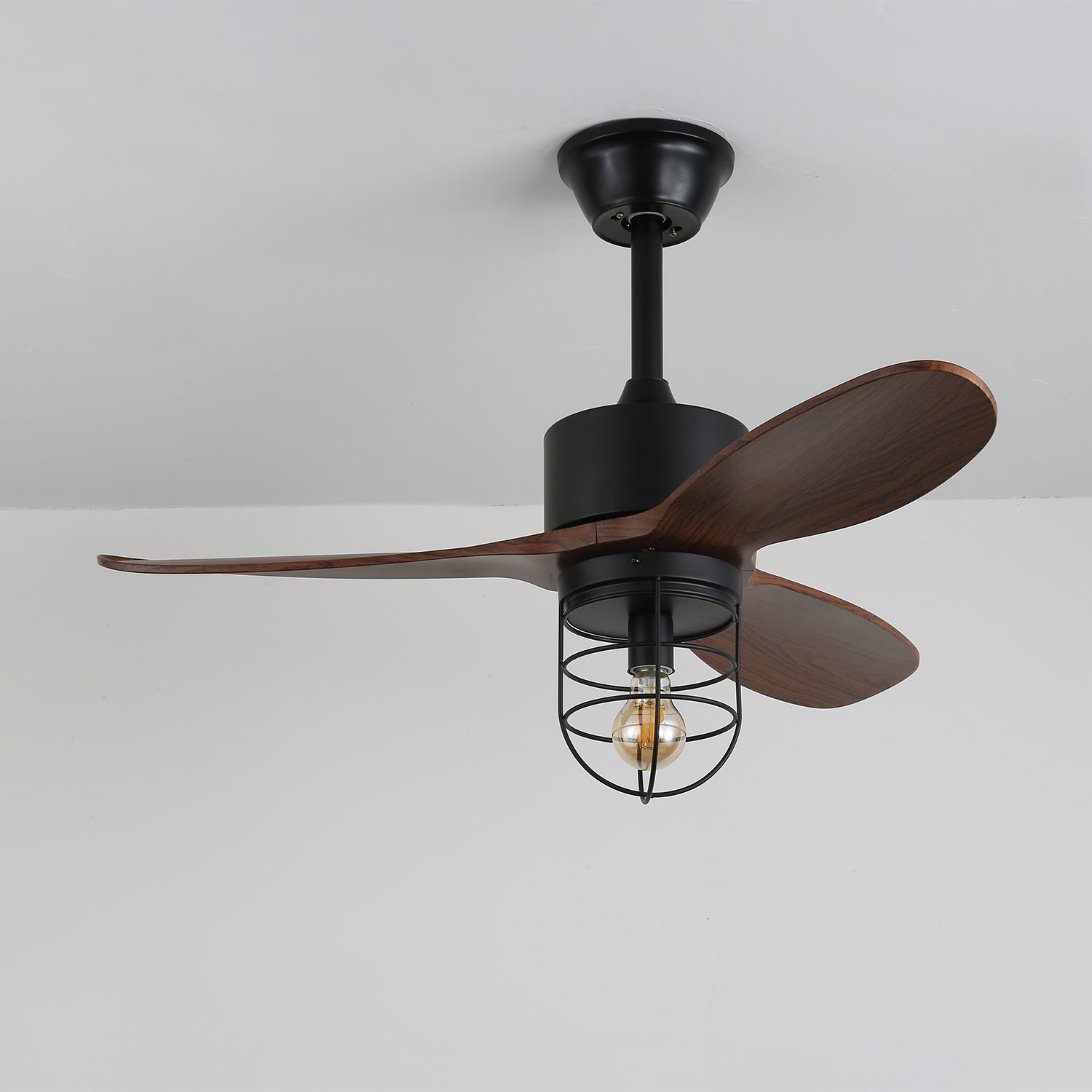 Ventilatore da soffitto industriale in legno Brisora con luce, installato in una camera da letto