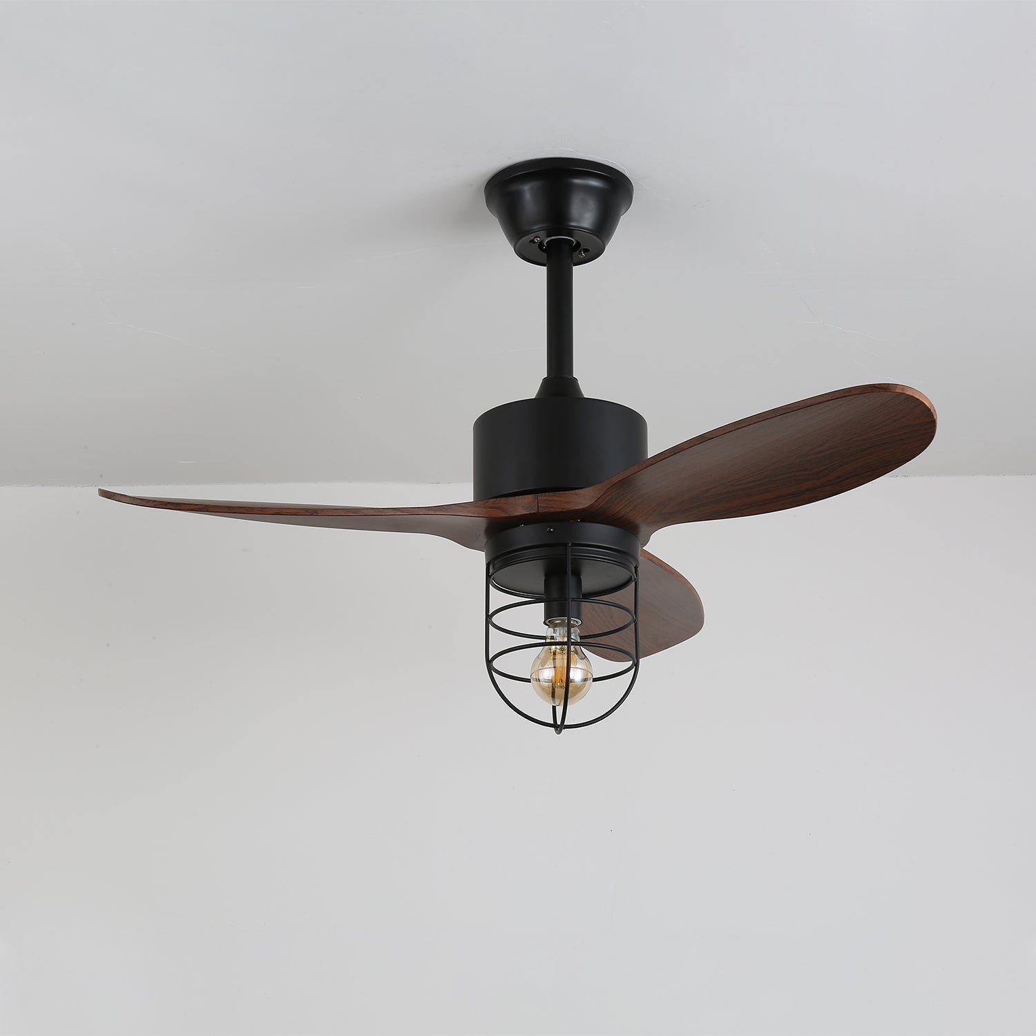 Ventilatore da soffitto industriale in legno Brisora con luce, installato in un soggiorno
