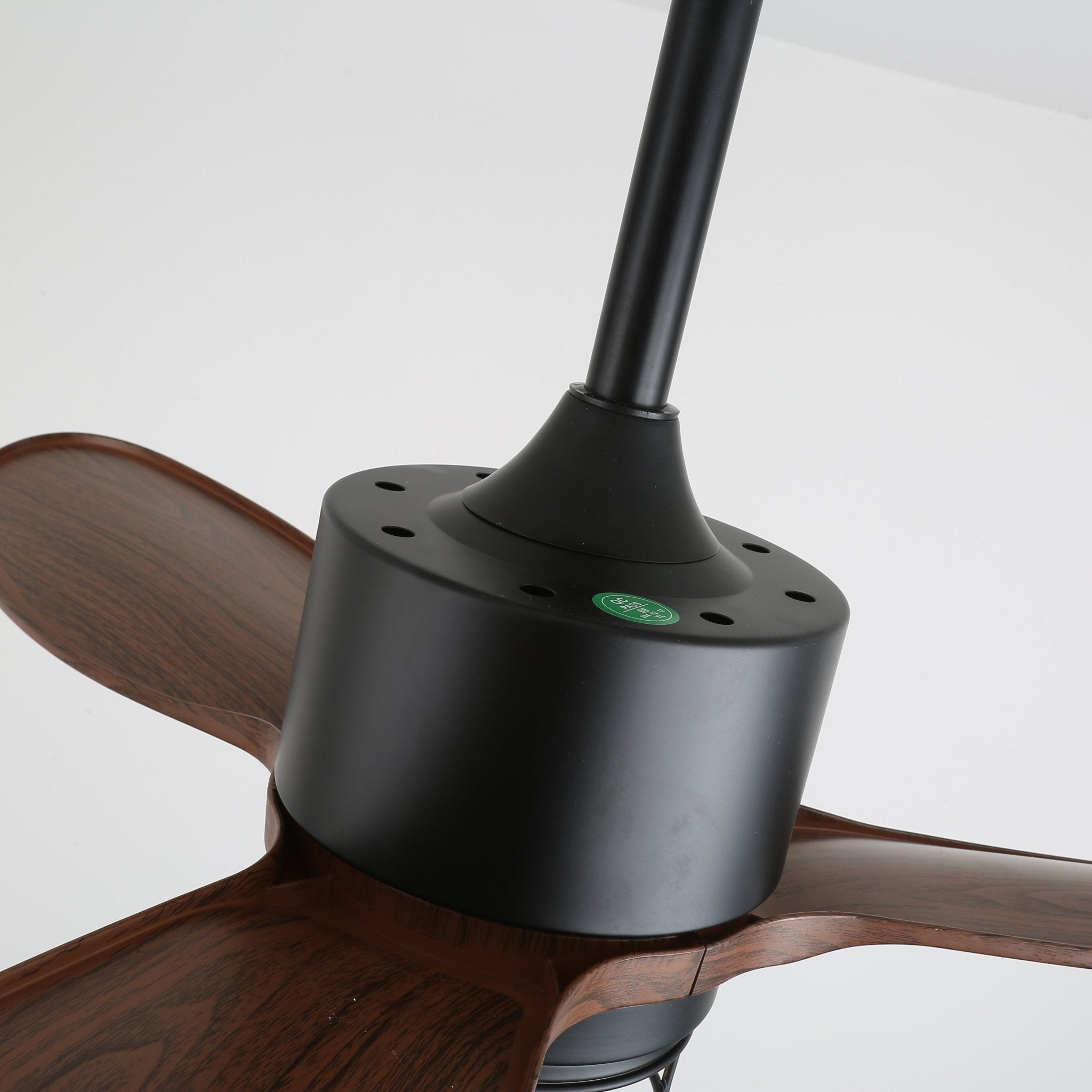 Ventilatore da soffitto industriale in legno Brisora con luce, che evidenzia le pale in ABS