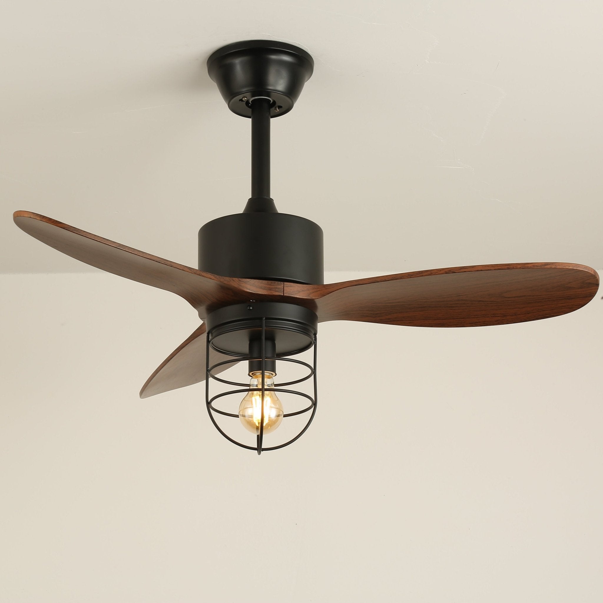 Ventilatore da soffitto industriale in legno Brisora con luce, dettaglio del paralume in vetro