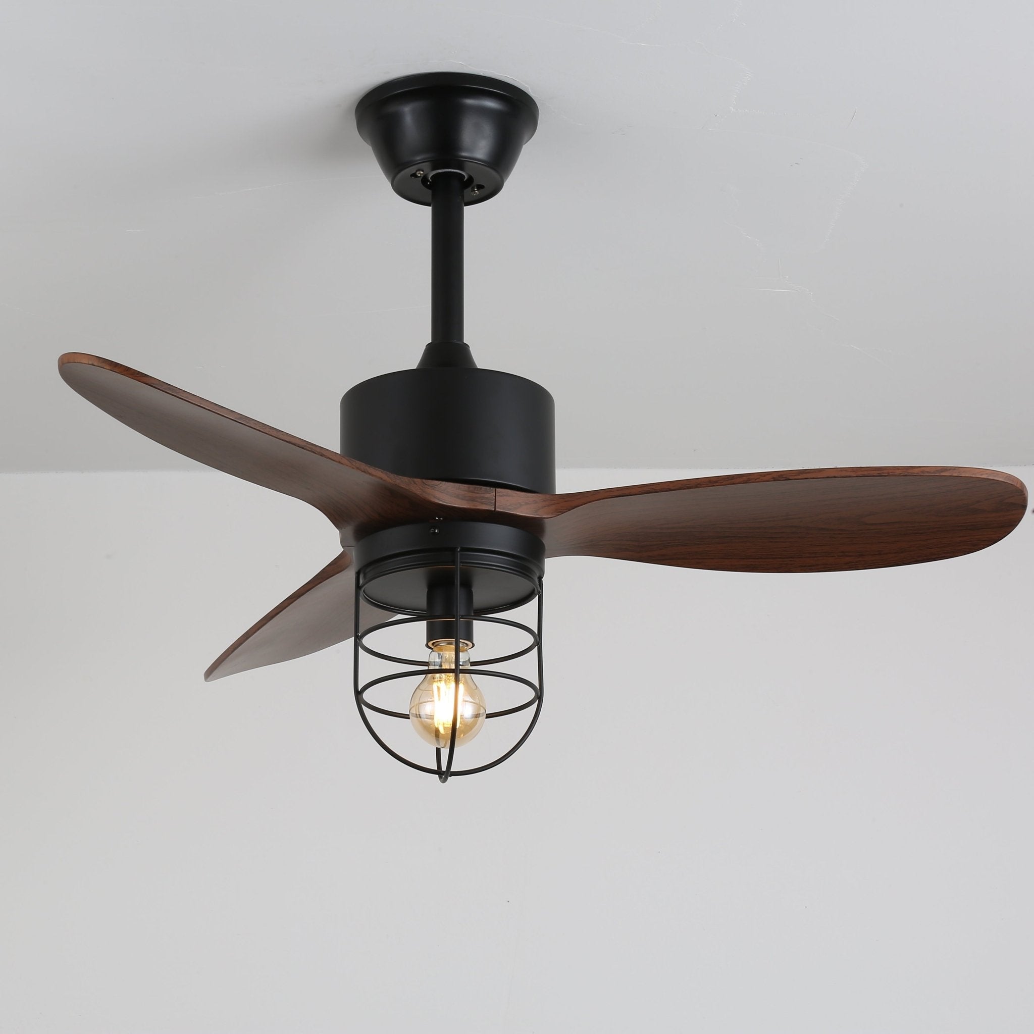 Ventilatore da soffitto industriale in legno Brisora con luce, scatto lifestyle