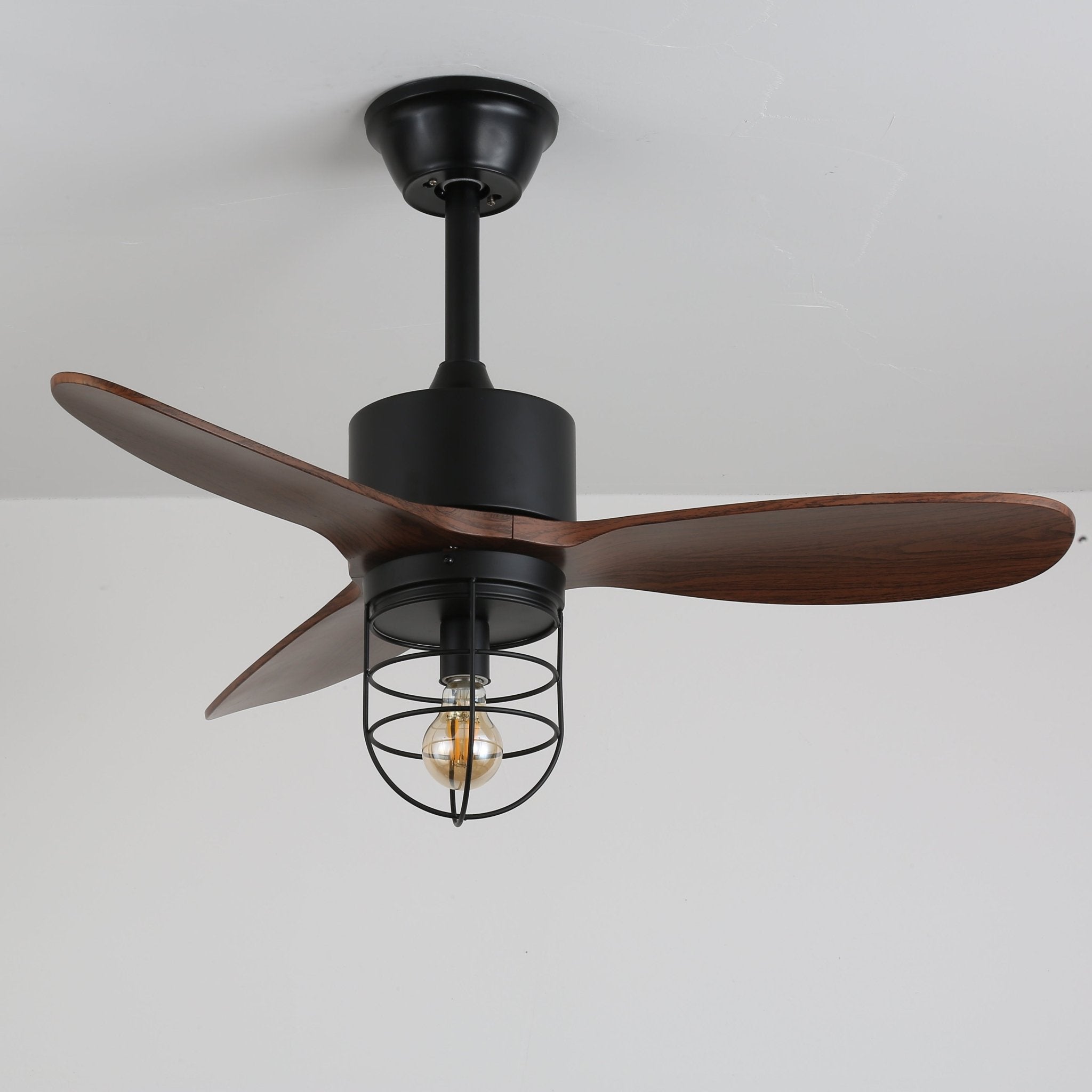 Ventilatore da soffitto industriale in legno Brisora con luce, primo piano del montaggio a soffitto
