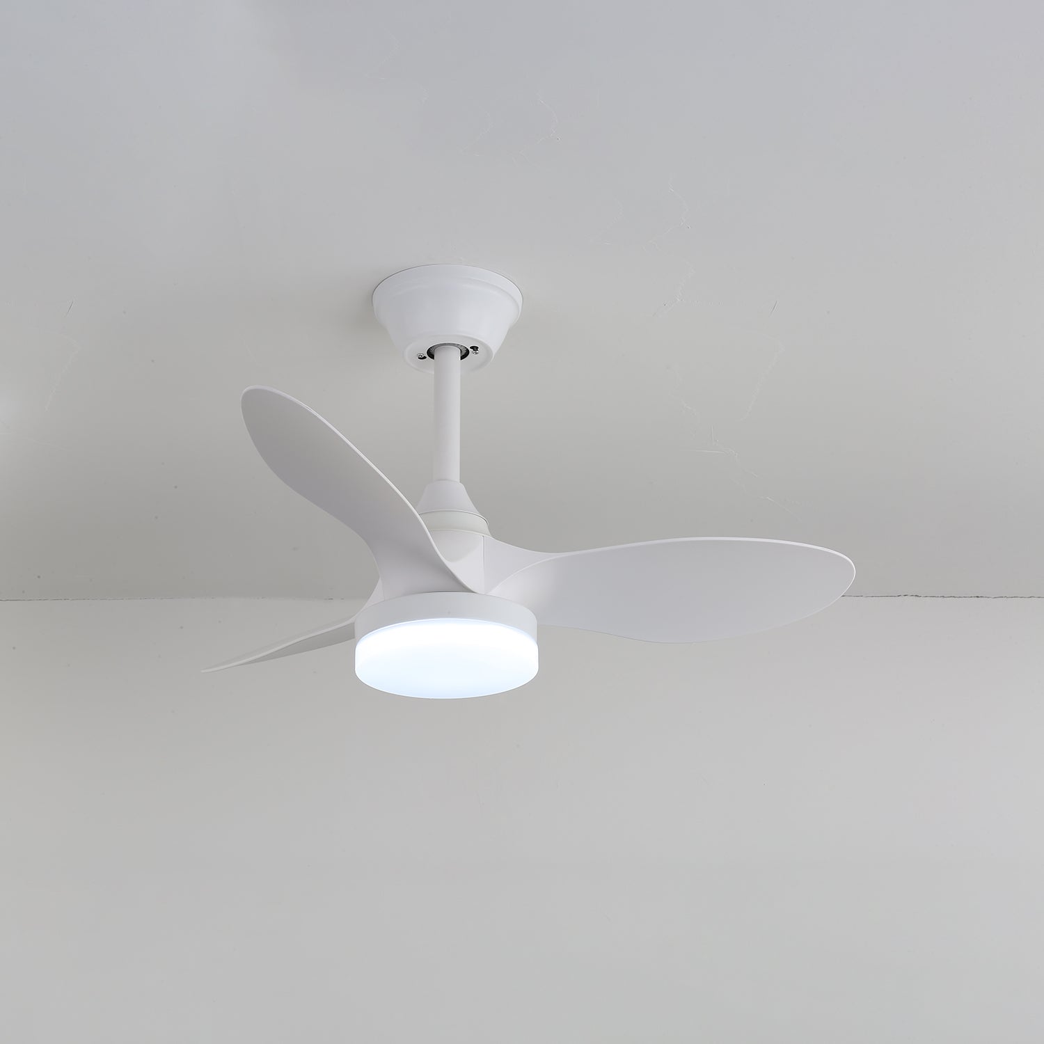 Schema dimensionale del ventilatore da soffitto moderno Aelric con luce