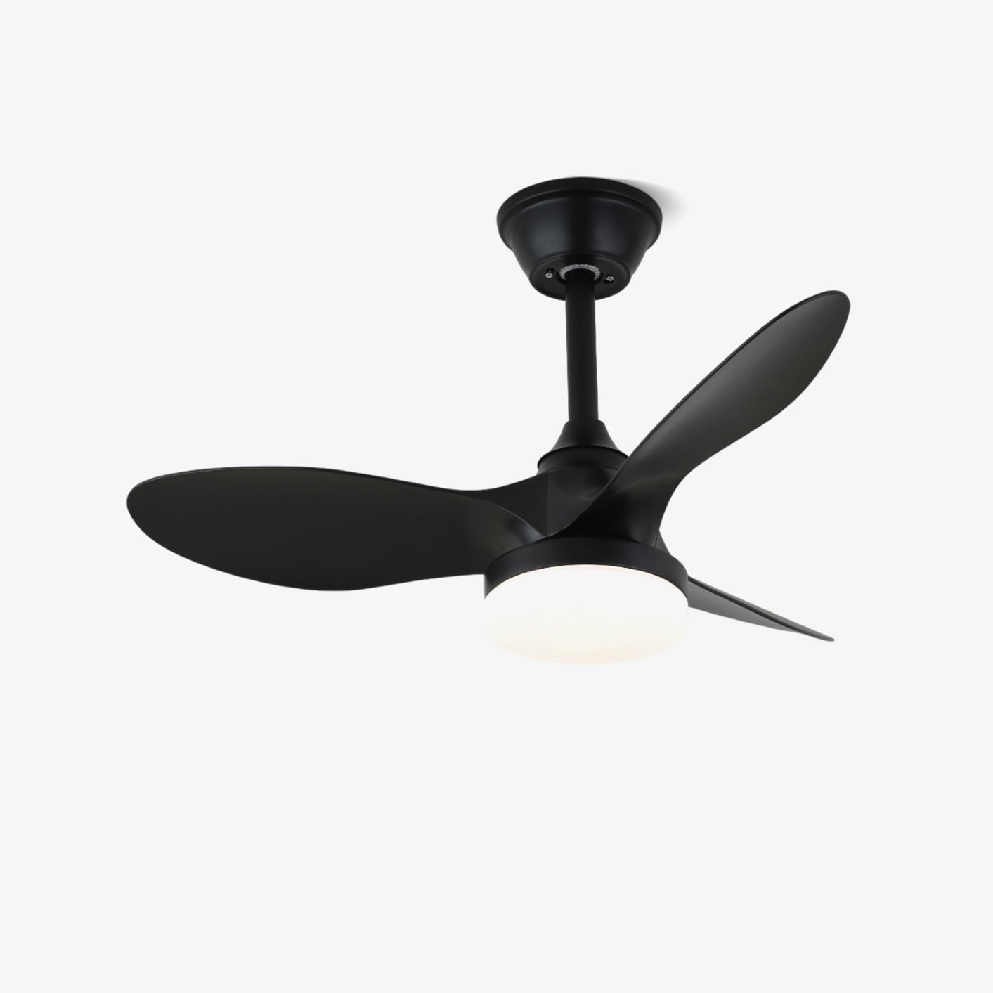 Ventilatore da soffitto moderno Aelric con luce in un soggiorno contemporaneo