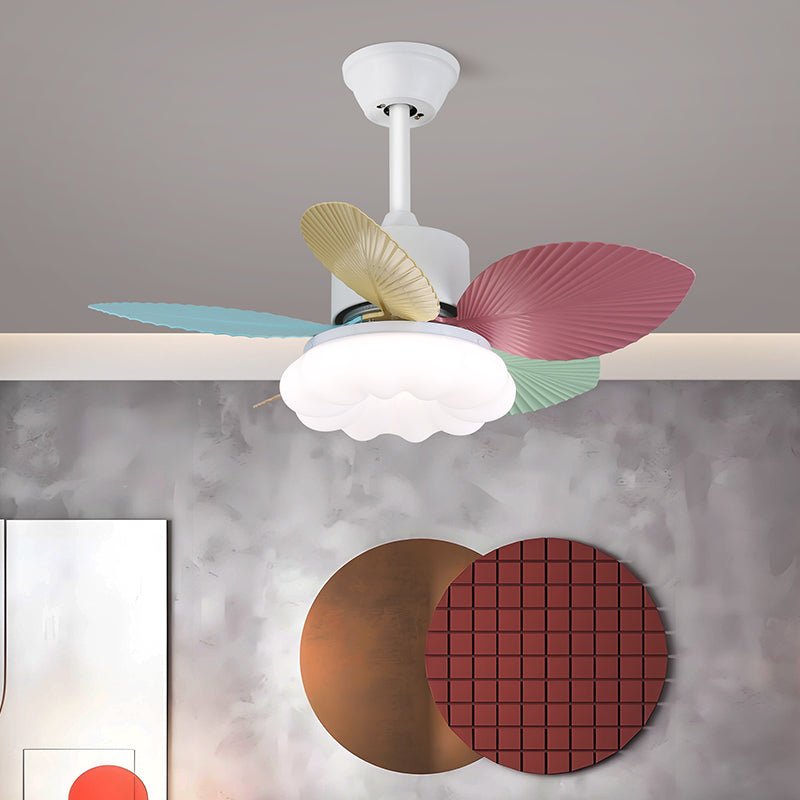 Ventilatore da soffitto Liora in vetro colorato, che mostra le pale della ventola