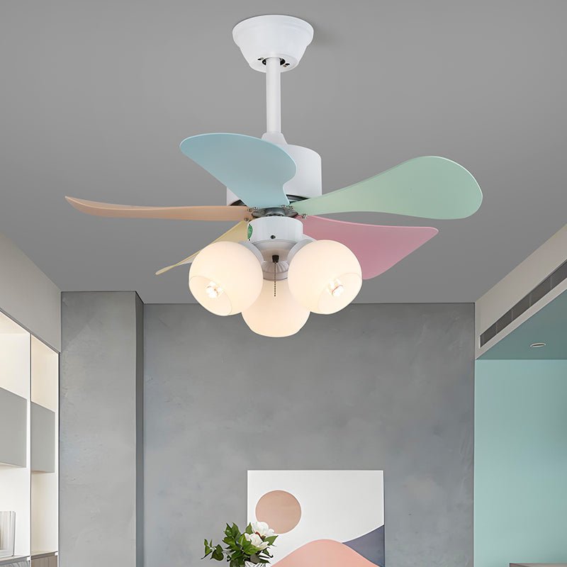 Ventilatore da soffitto Liora in vetro colorato, in un interno luminoso