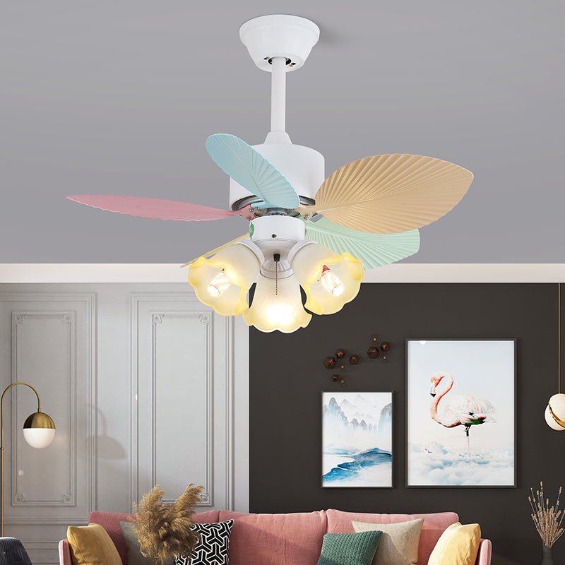 Ventilatore da soffitto Liora in vetro colorato, che evidenzia le pale in ABS