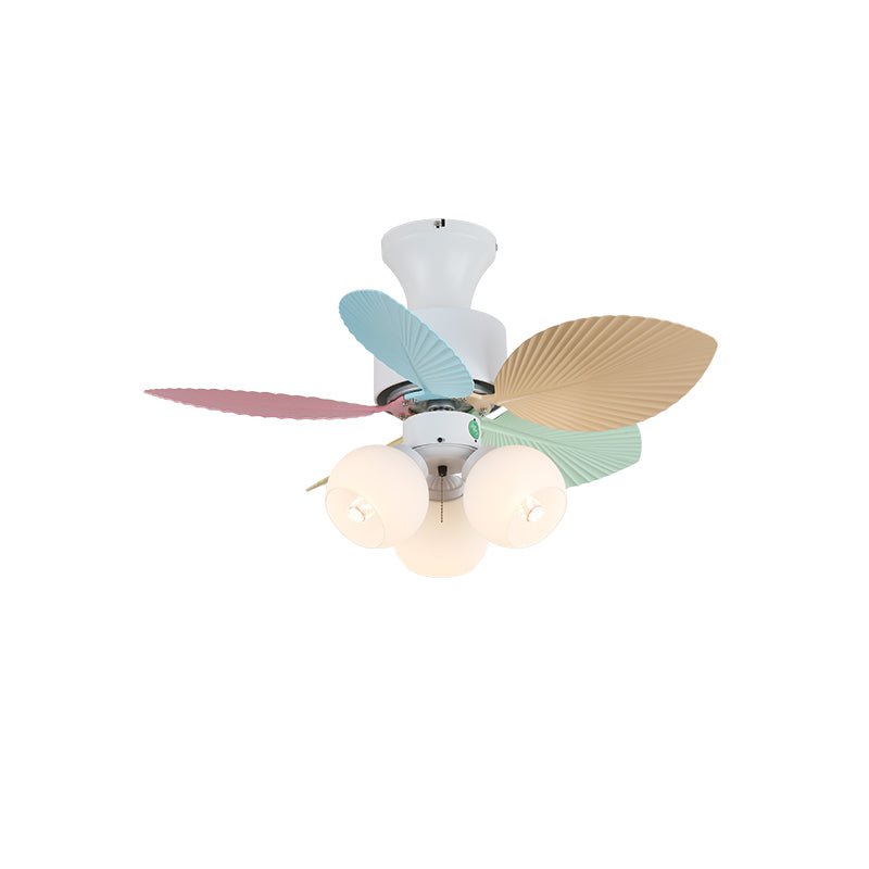 Ventilatore da soffitto Liora in vetro colorato, in uno spazio contemporaneo