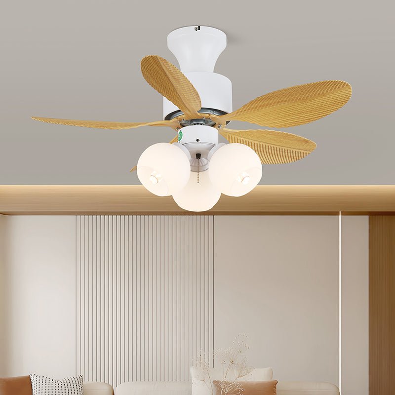 Ventilatore da soffitto Liora in vetro colorato, in una stanza moderna