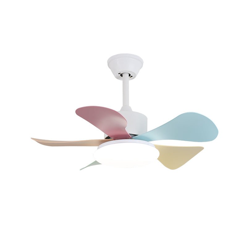 Ventilatore da soffitto Liora in vetro colorato, in un ambiente da camera da letto