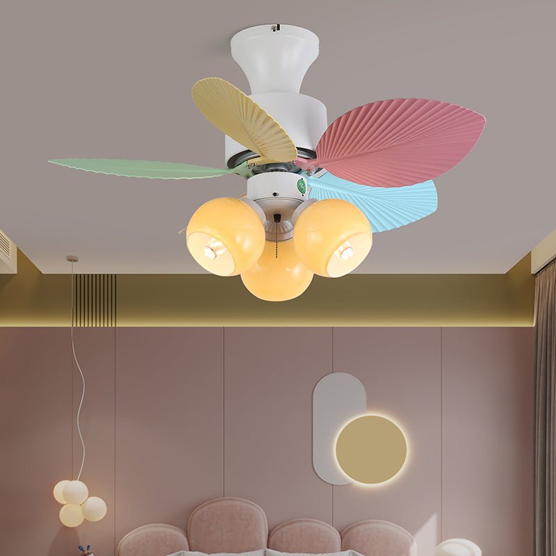 Ventilatore da soffitto Liora in vetro colorato, dettaglio dell'area della sorgente luminosa