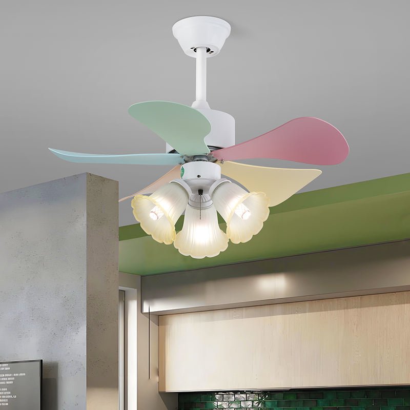 Ventilatore da soffitto Liora in vetro colorato, che mostra la ventola a 6 velocità