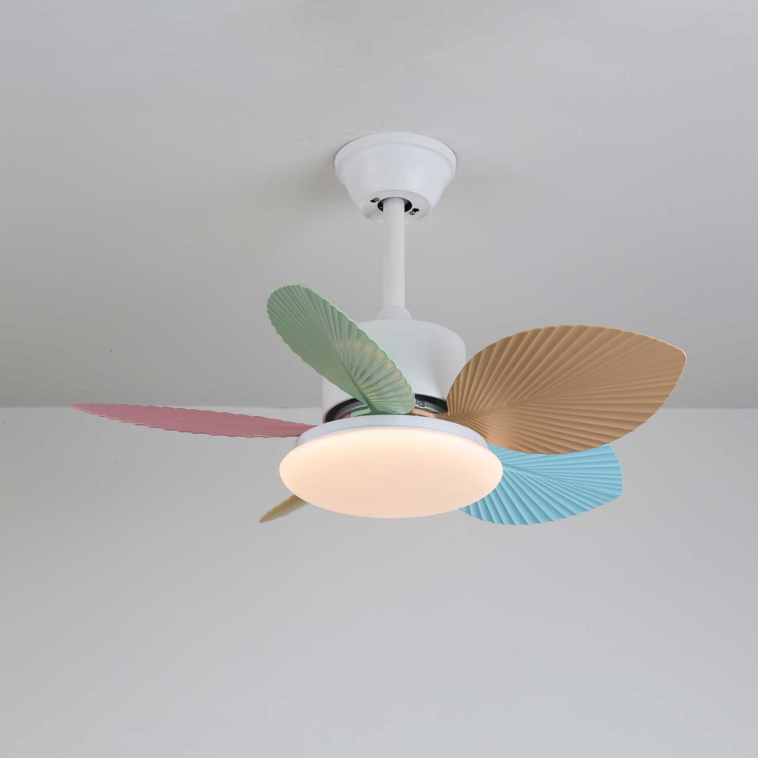 Ventilatore da soffitto Liora in vetro colorato, che mostra gli elementi di design