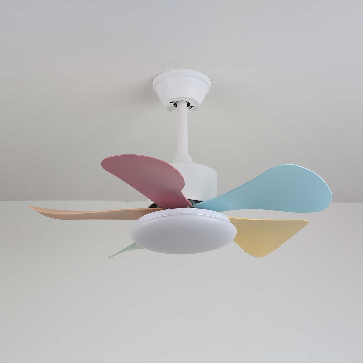 Ventilatore da soffitto Liora in vetro colorato, in una sala giochi