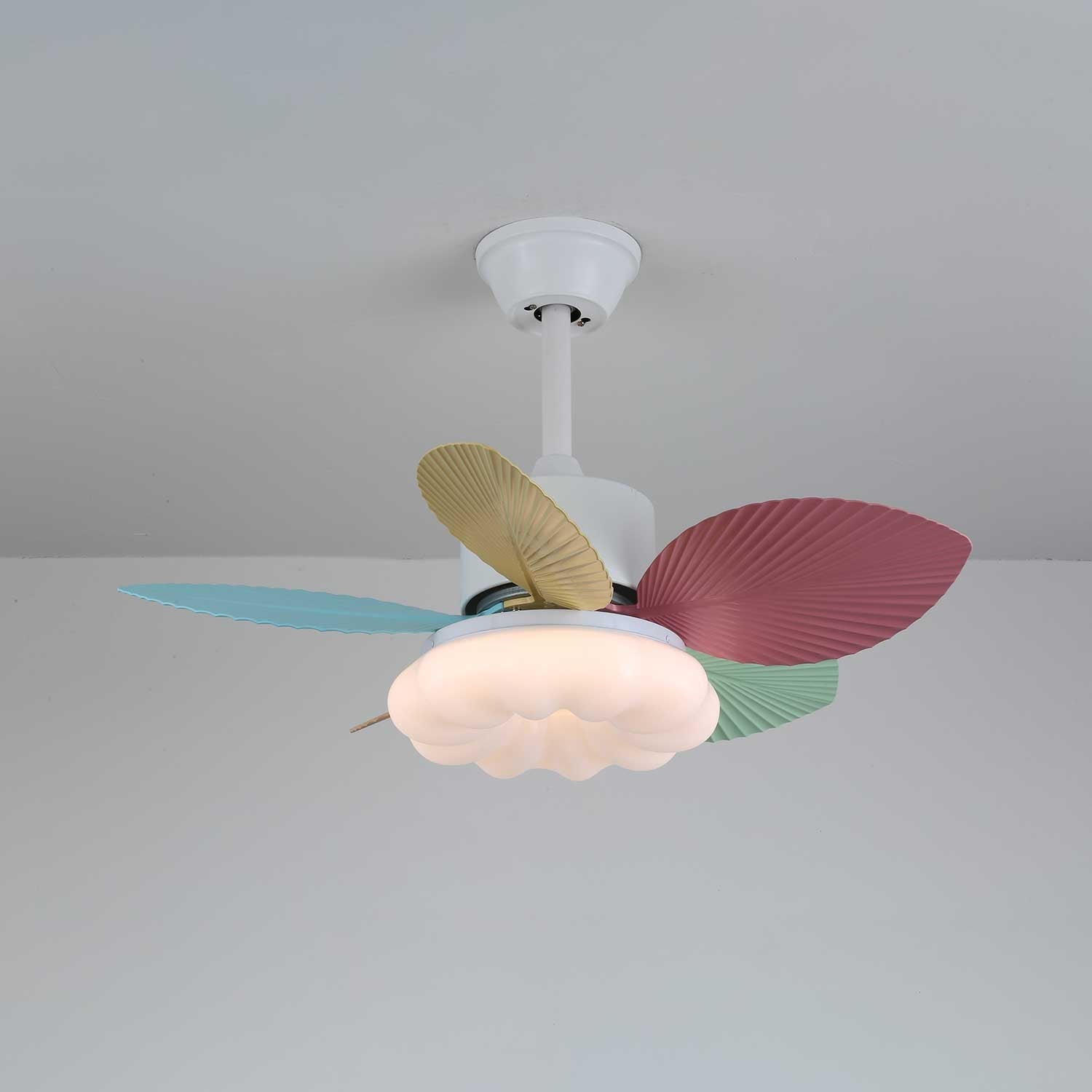 Ventilatore da soffitto Liora in vetro colorato, in una zona pranzo