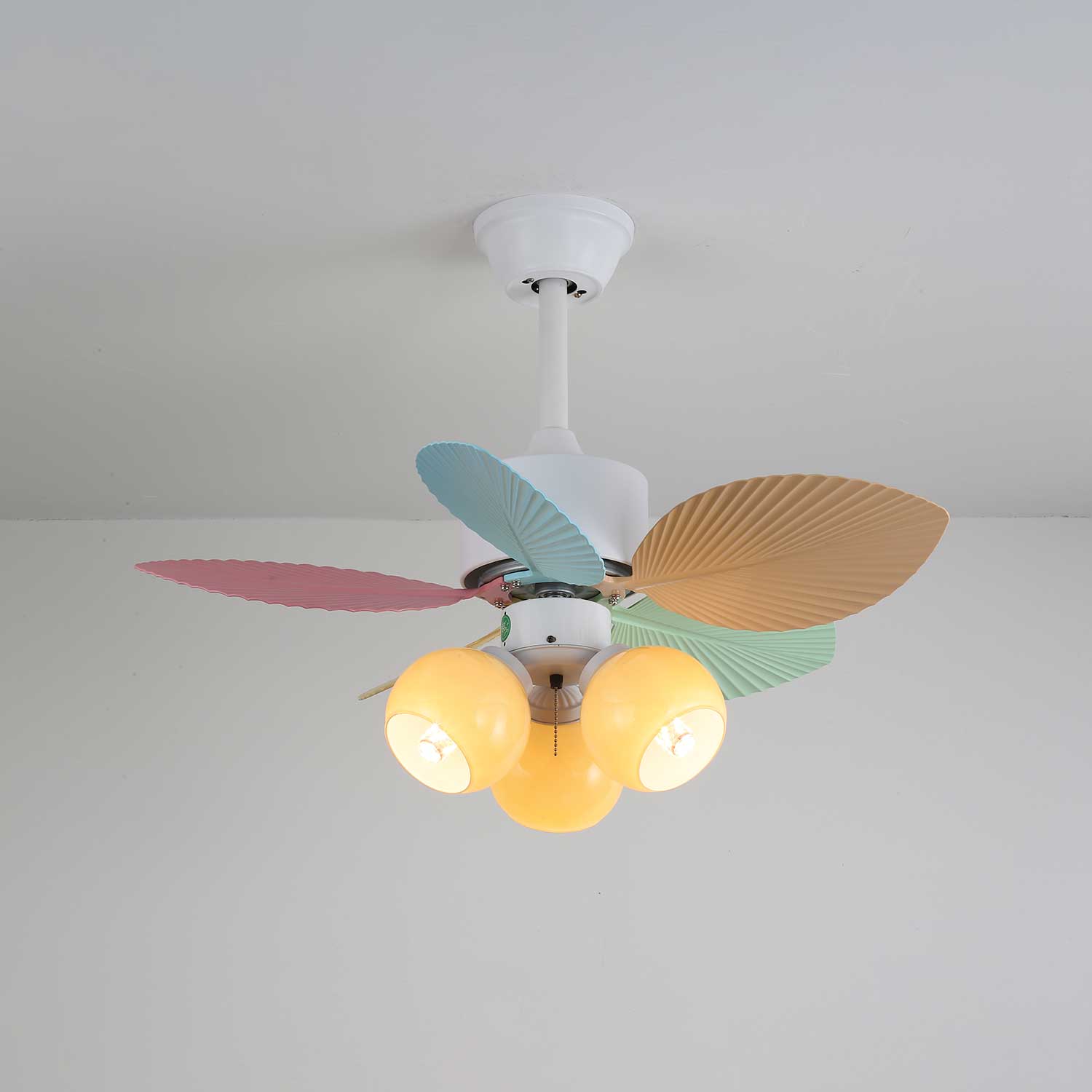 Ventilatore da soffitto Liora in vetro colorato, con ventola spenta