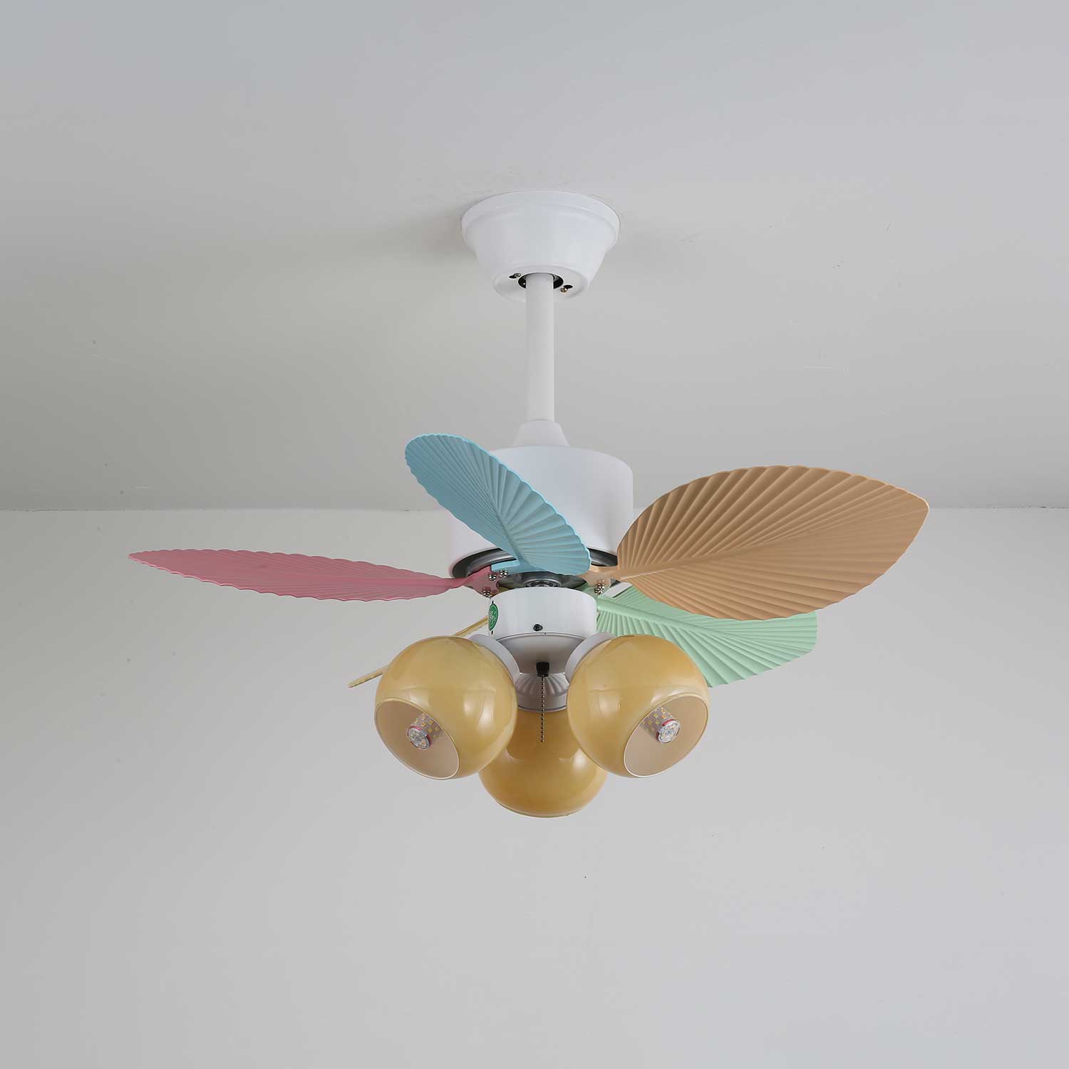 Ventilatore da soffitto Liora in vetro colorato, in una cameretta per neonati