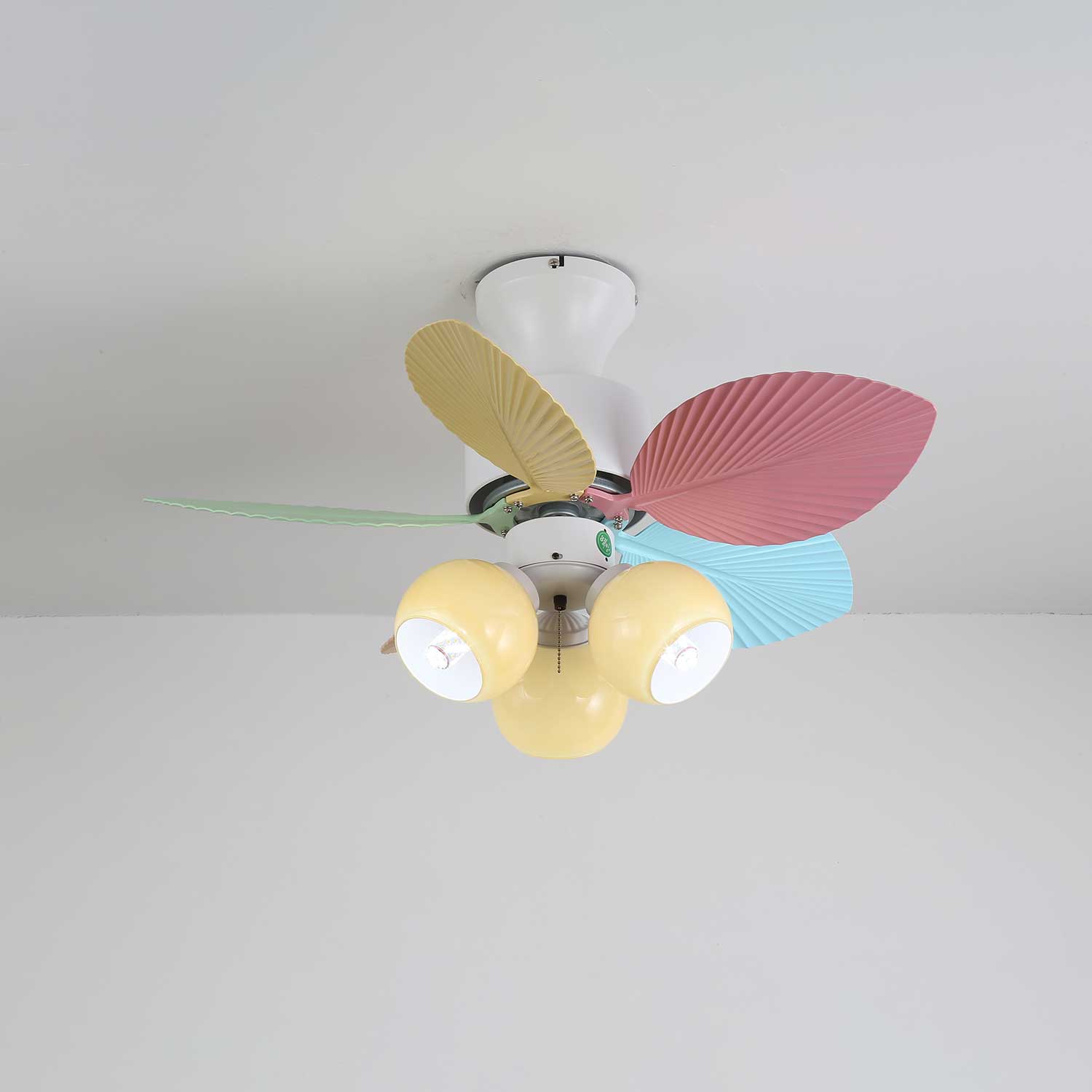 Ventilatore da soffitto Liora in vetro colorato, visto dal basso