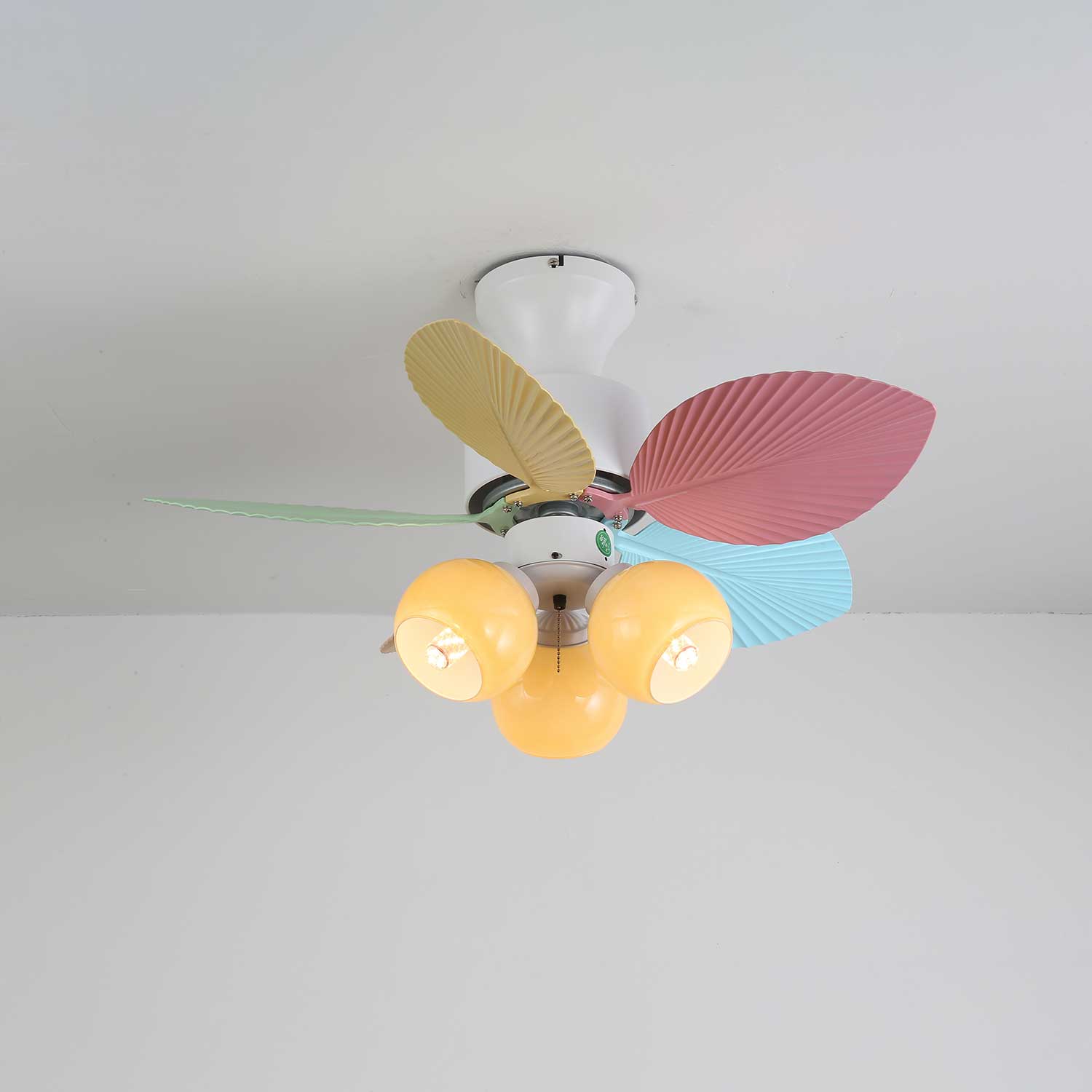 Ventilatore da soffitto Liora in vetro colorato, che mostra diverse opzioni di colore