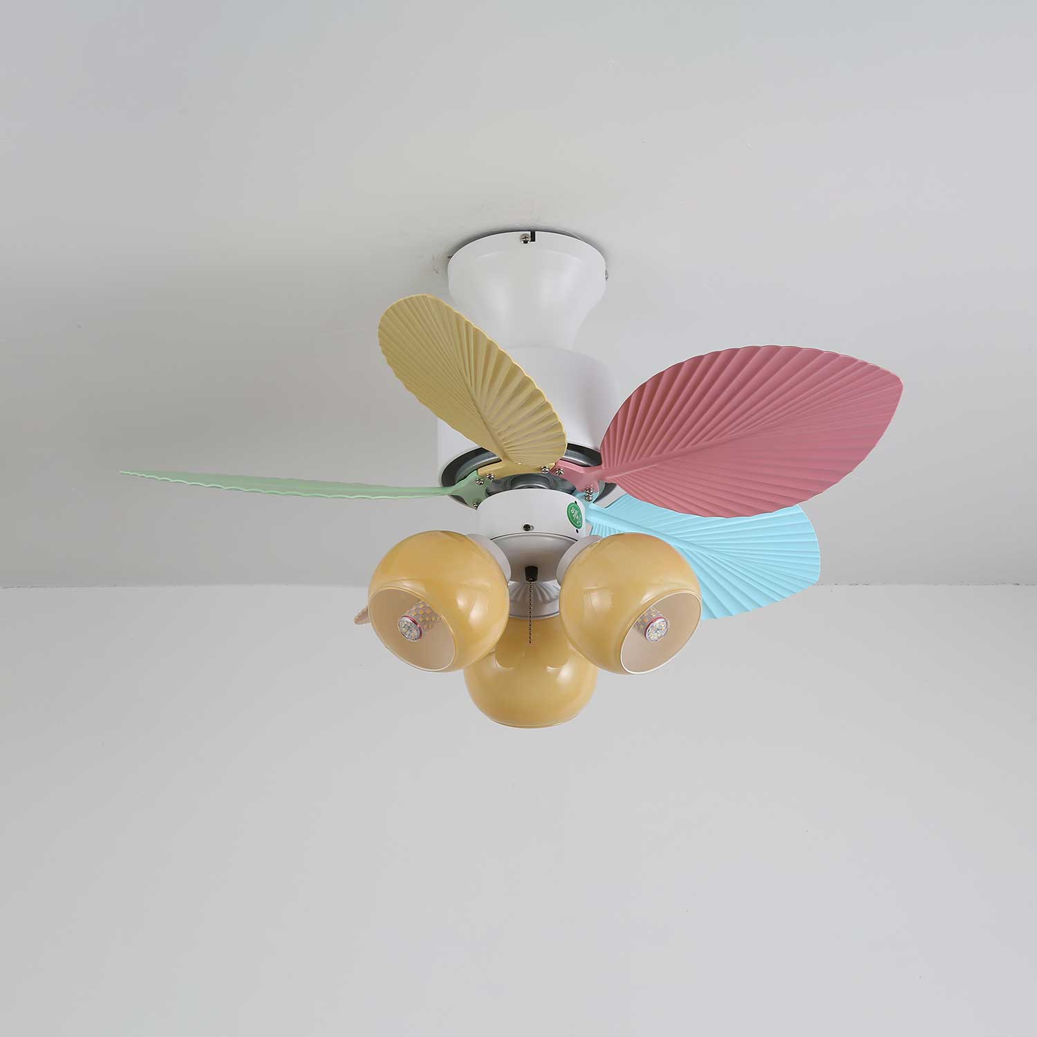 Ventilatore da soffitto Liora in vetro colorato, dettaglio del tipo di lampadina