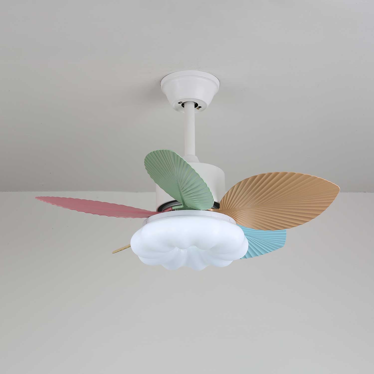 Ventilatore da soffitto Liora in vetro colorato, esposizione completa del prodotto
