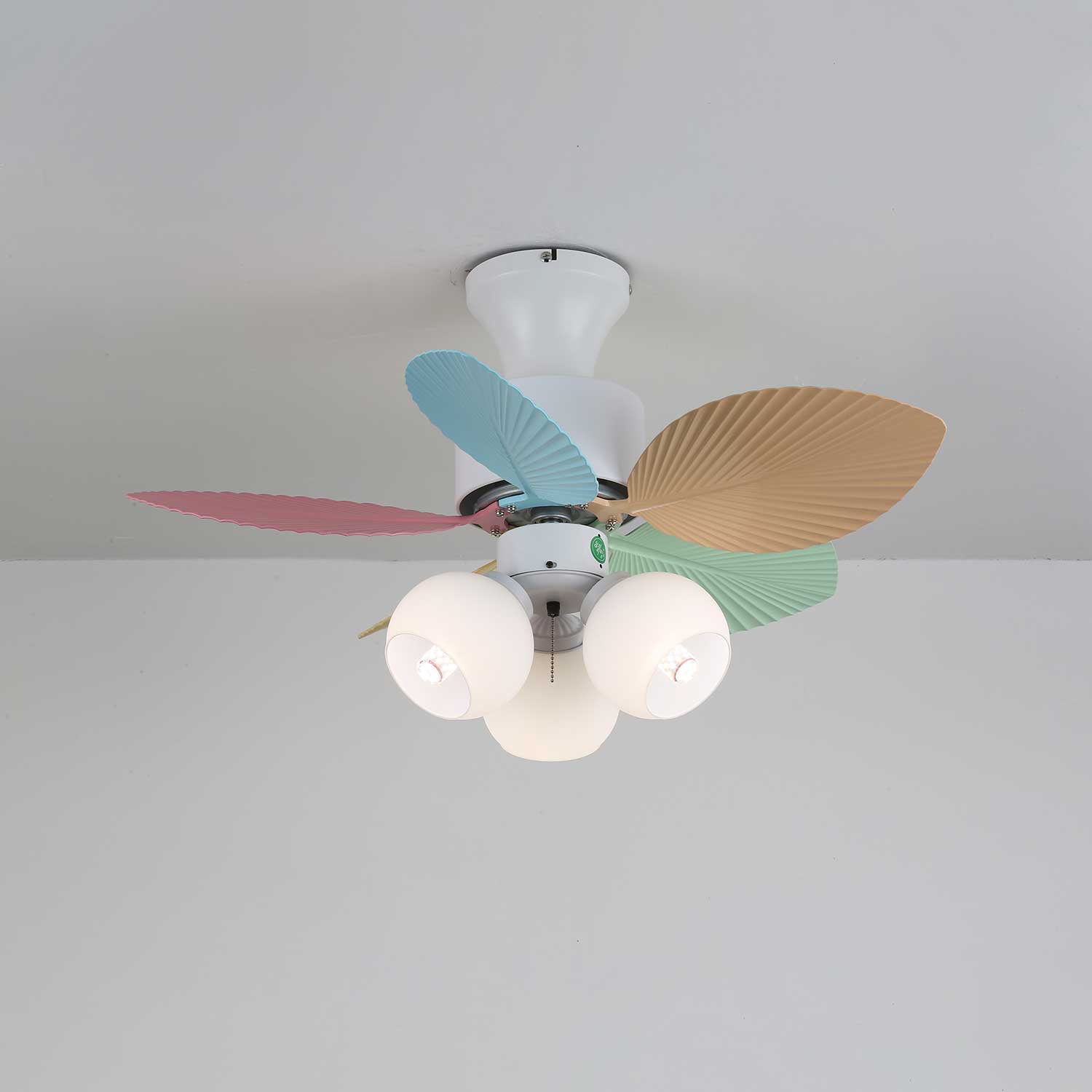 Ventilatore da soffitto Liora in vetro colorato, che mostra le sue dimensioni