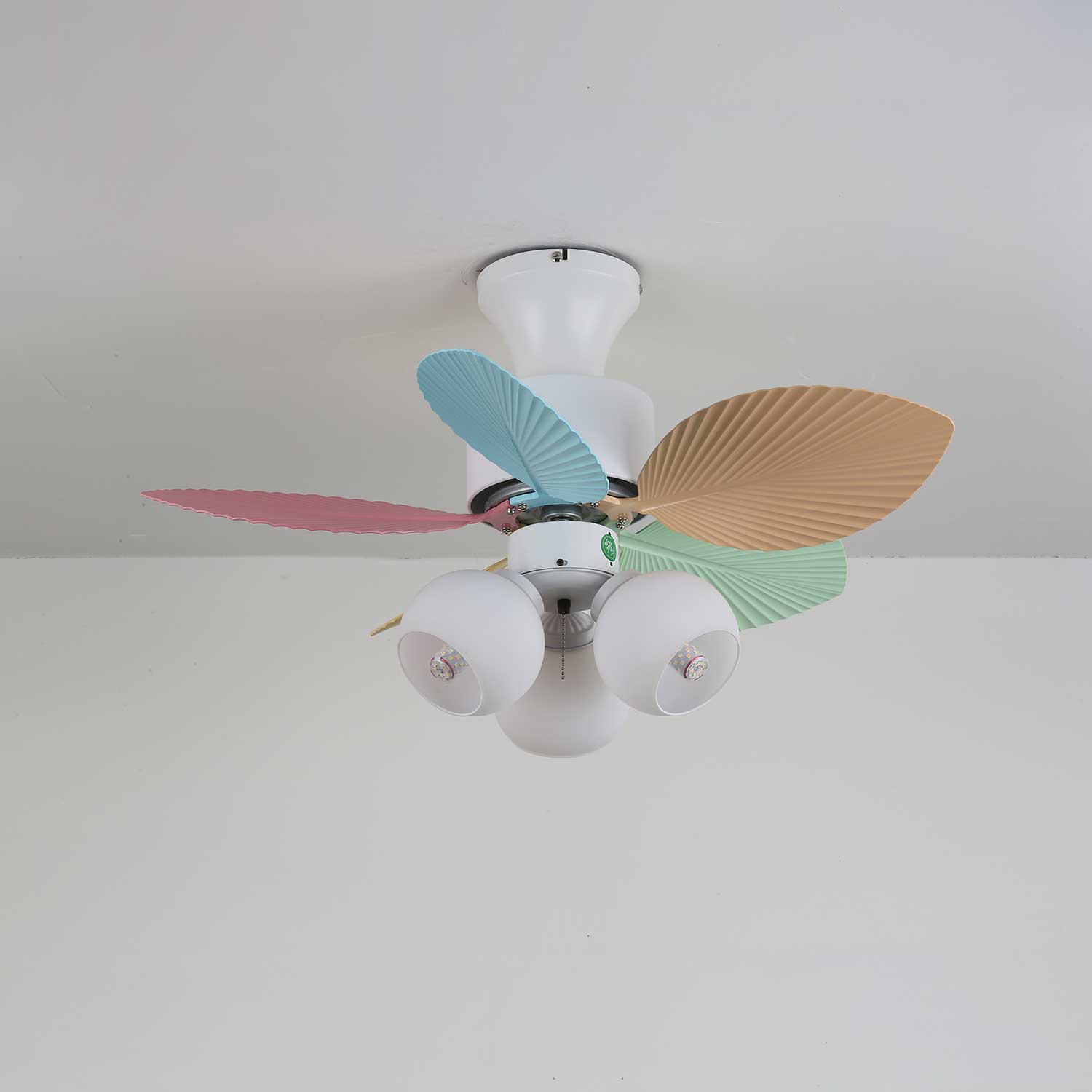 Ventilatore da soffitto Liora in vetro colorato, dettaglio dell'ingresso di alimentazione