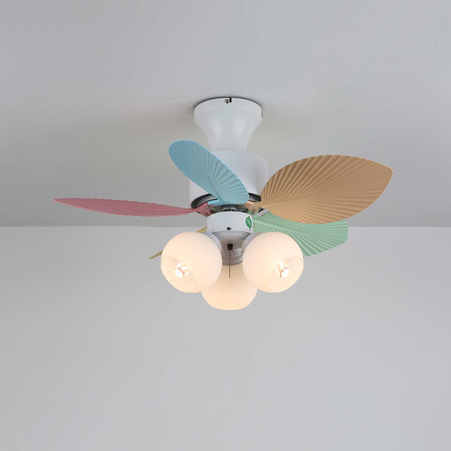 Ventilatore da soffitto Liora in vetro colorato, che evidenzia l'uso interno