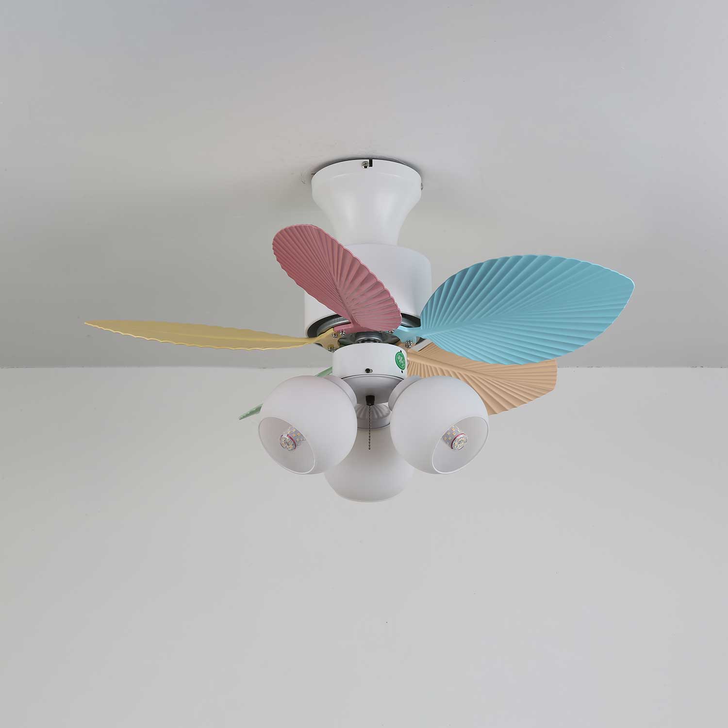 Ventilatore da soffitto Liora in vetro colorato, che mostra i materiali