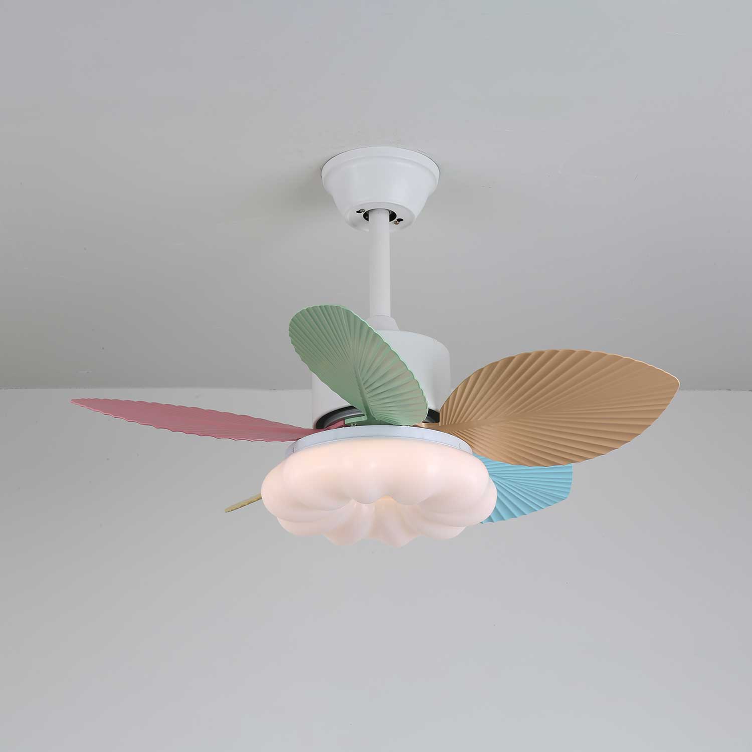 Ventilatore da soffitto Liora in vetro colorato, che mostra le varianti del modello