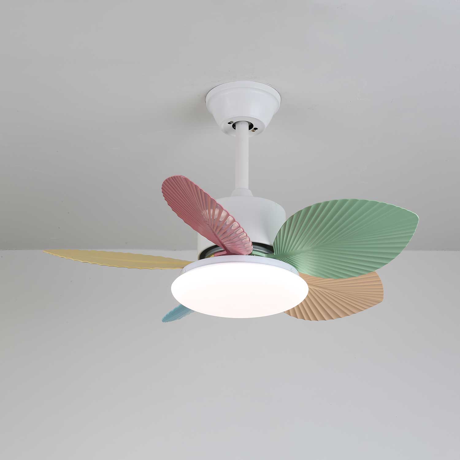 Ventilatore da soffitto Liora in vetro colorato, che evidenzia la caratteristica di resistenza all'umidità