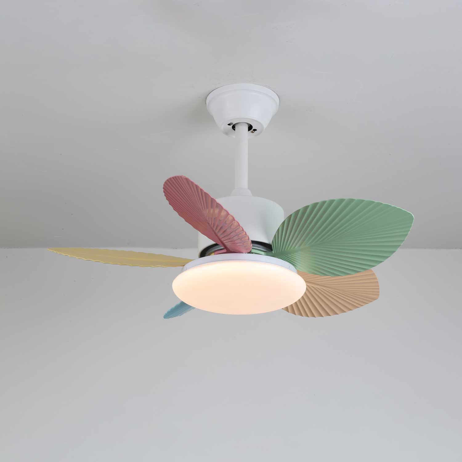 Ventilatore da soffitto Liora in vetro colorato, in un corridoio