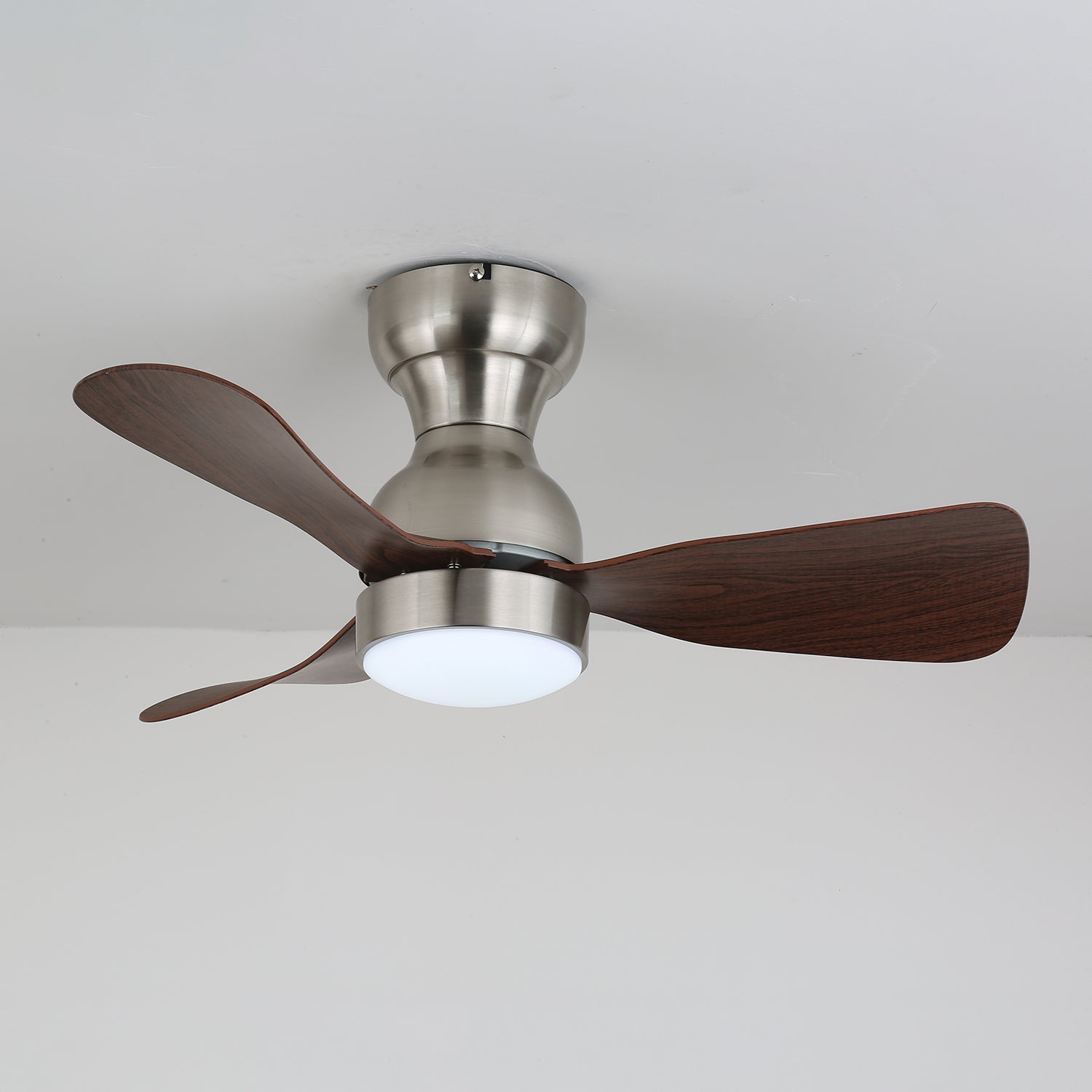 Profilo laterale del ventilatore da soffitto Aurdorus moderno in legno con luce